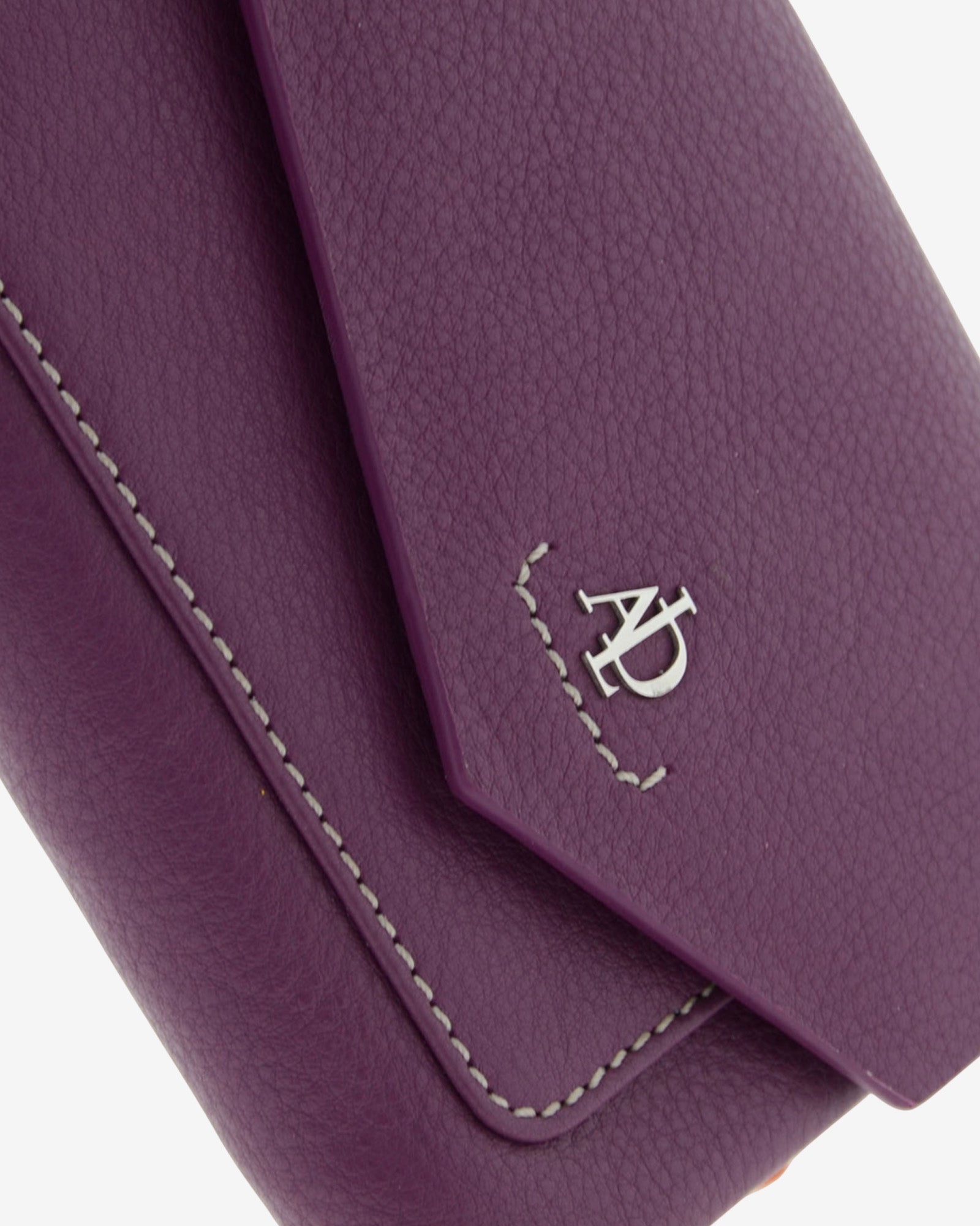 Cartera de mujer mediana de piel de napa extra suave en color morado, detalle de piel y acabados, referencia 4205-18