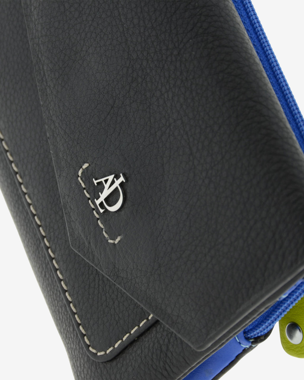 Cartera de mujer mediana de piel de napa extra suave en color negro, detalle de piel y acabados, referencia 4205-1