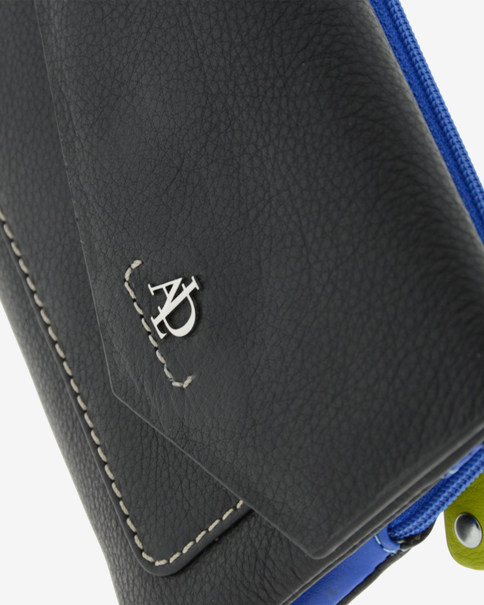 Cartera de mujer mediana de piel de napa extra suave en color negro, detalle de piel y acabados, referencia 4205-1