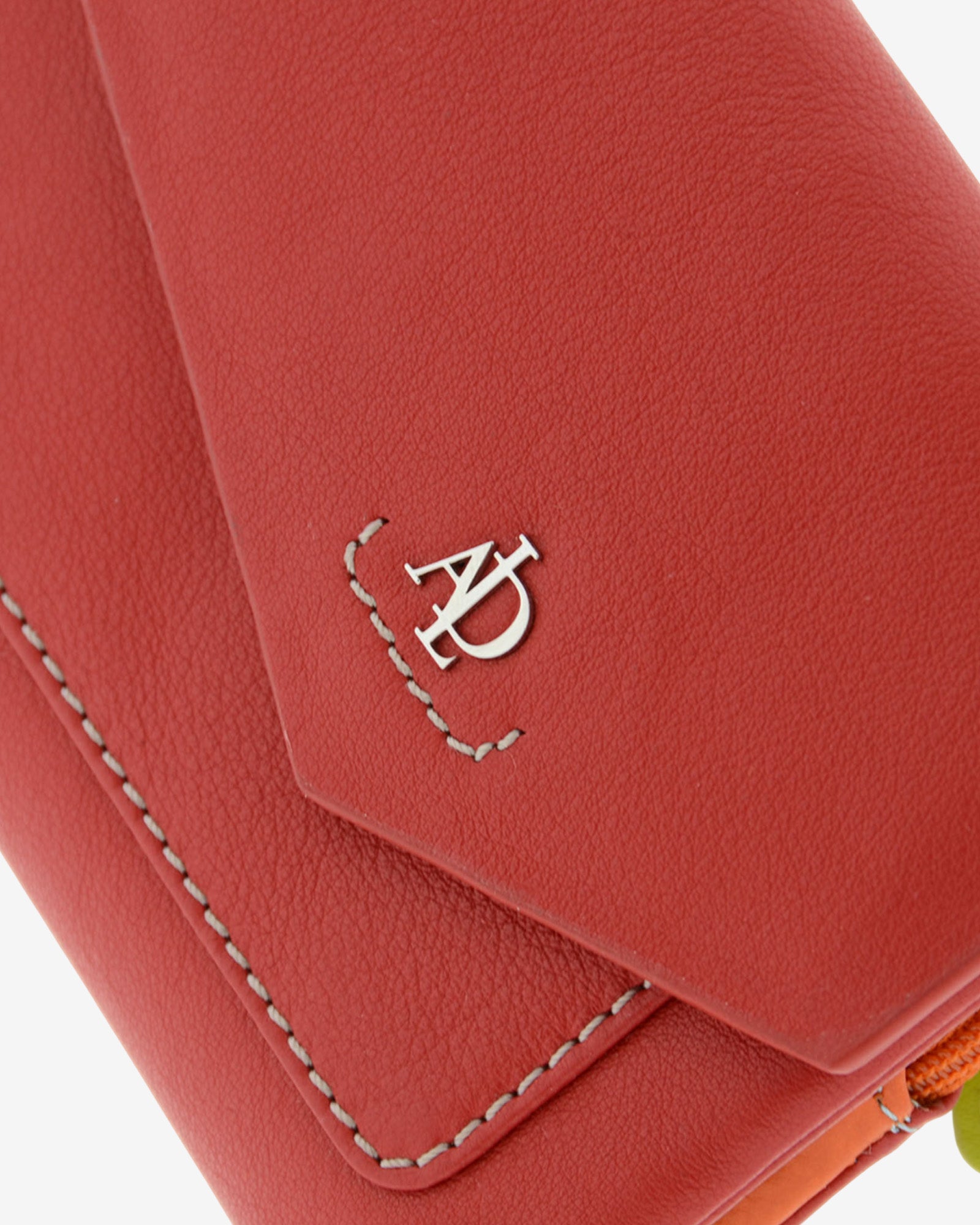 Cartera de mujer mediana de piel de napa extra suave en color rojo, detalle de piel y acabados, referencia 4205-3