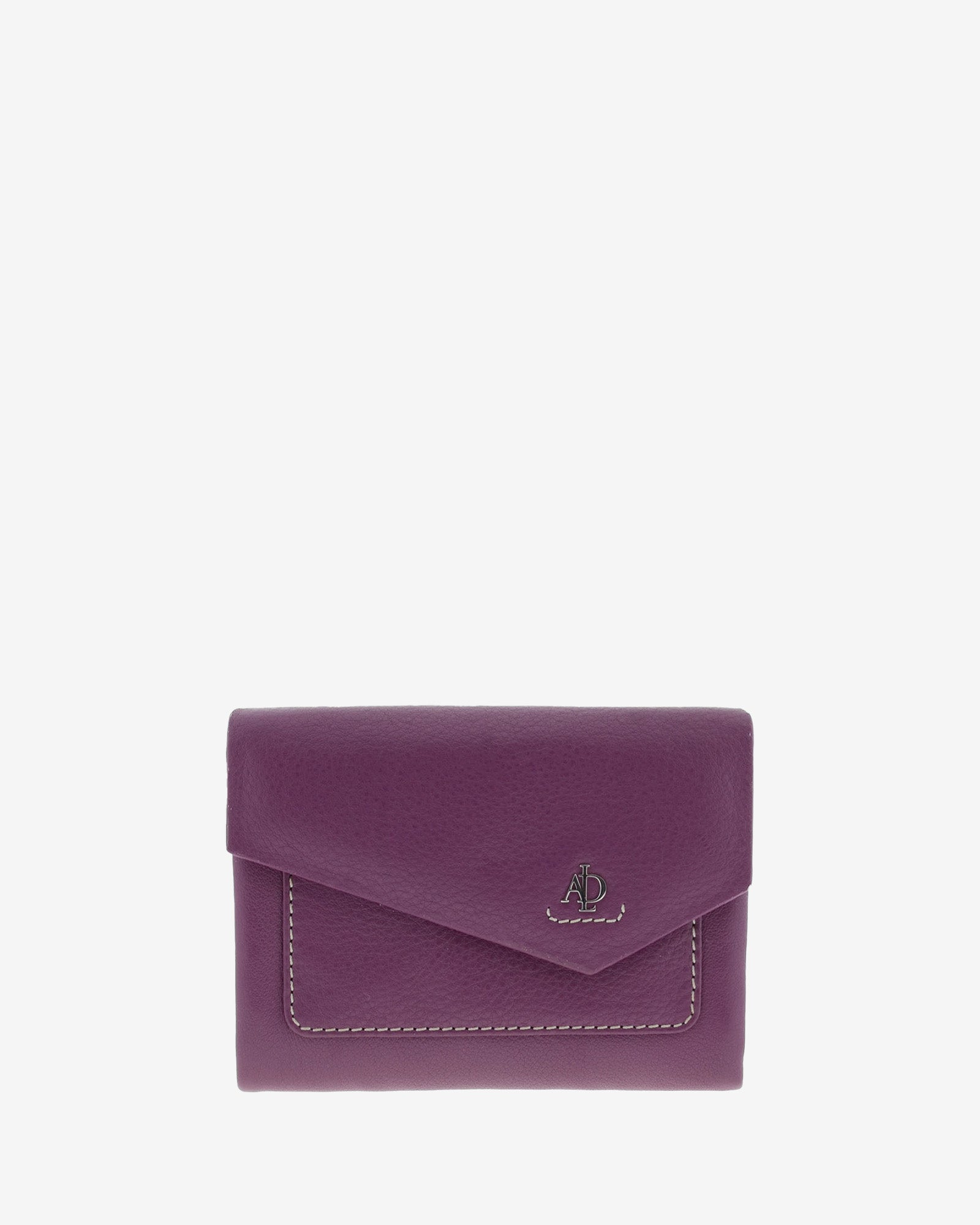 Cartera de mujer pequeña de piel de napa extra suave en color mora, con bolsillo y solapa frontal, vista frontal centrada, referencia 4206-18