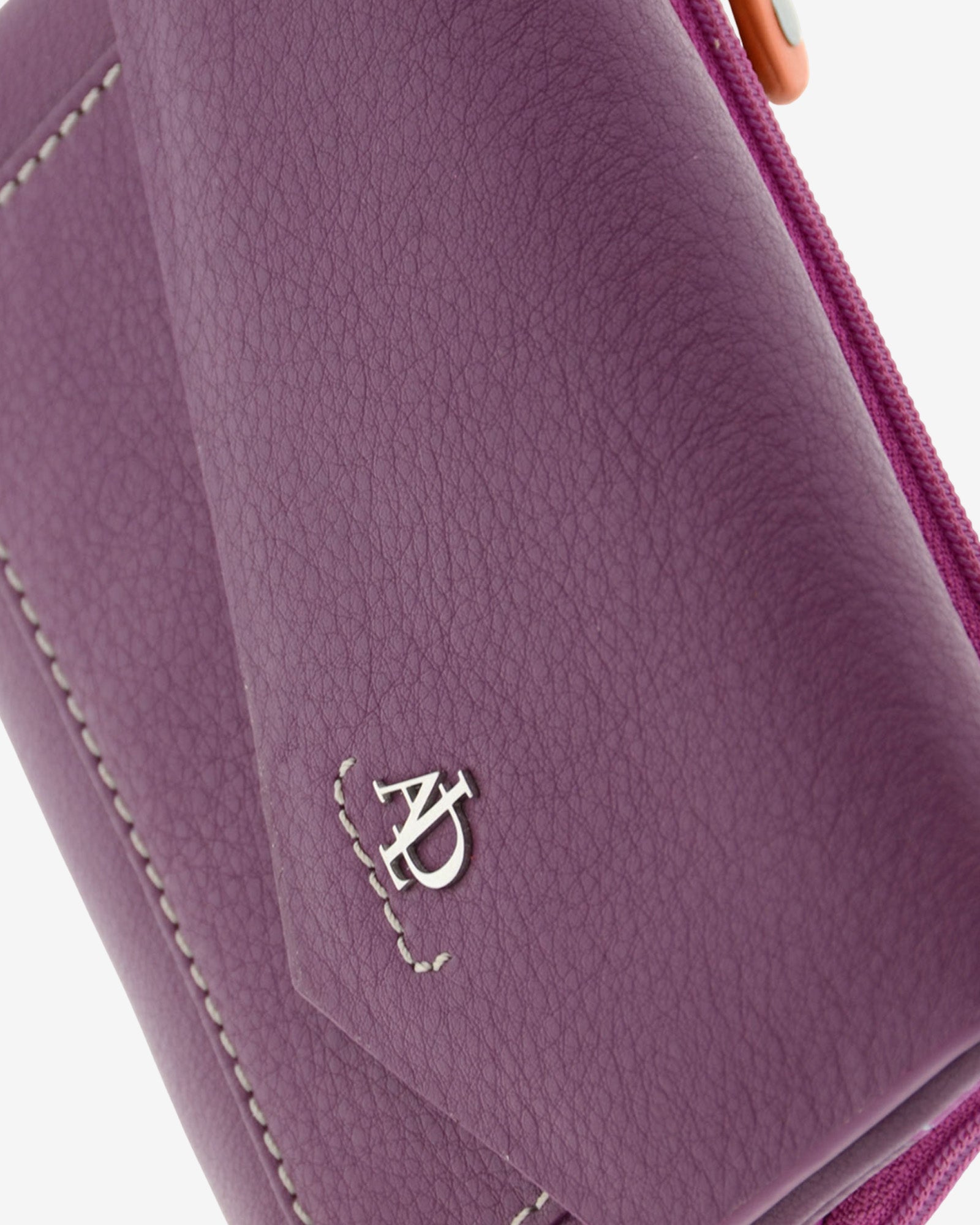 Cartera de mujer pequeña de piel de napa extra suave en color morado, detalle de piel y acabados, referencia 4206-18
