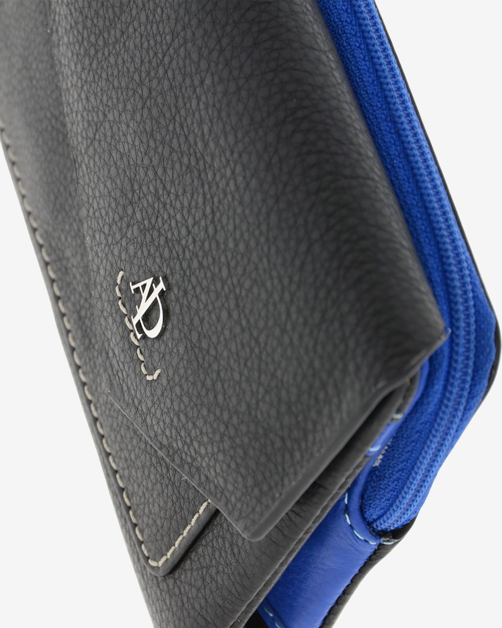 Cartera de mujer pequeña de piel de napa extra suave en color negro , detalle de piel y acabados, referencia 4206-1