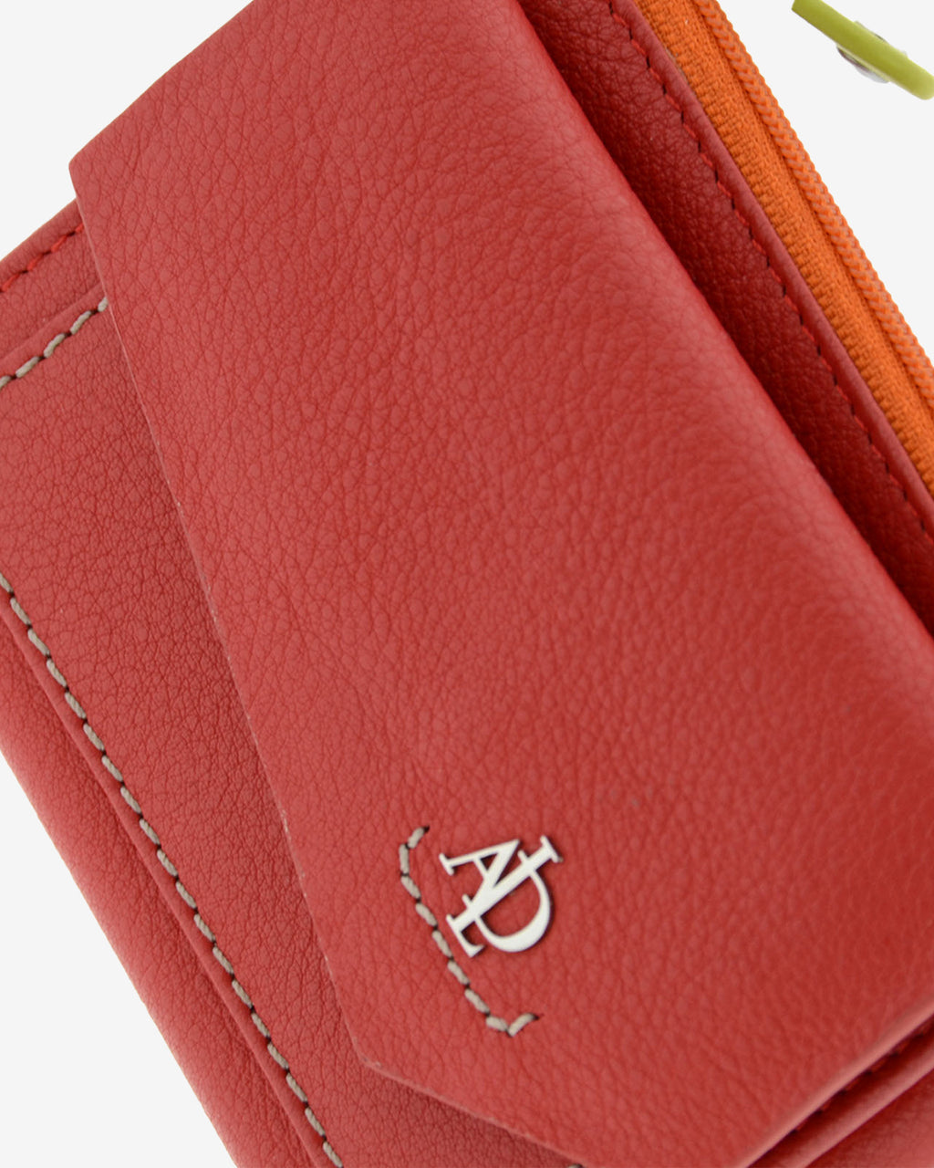Cartera de mujer pequeña de piel de napa extra suave en color rojo, detalle de piel y acabados, referencia 4207-3