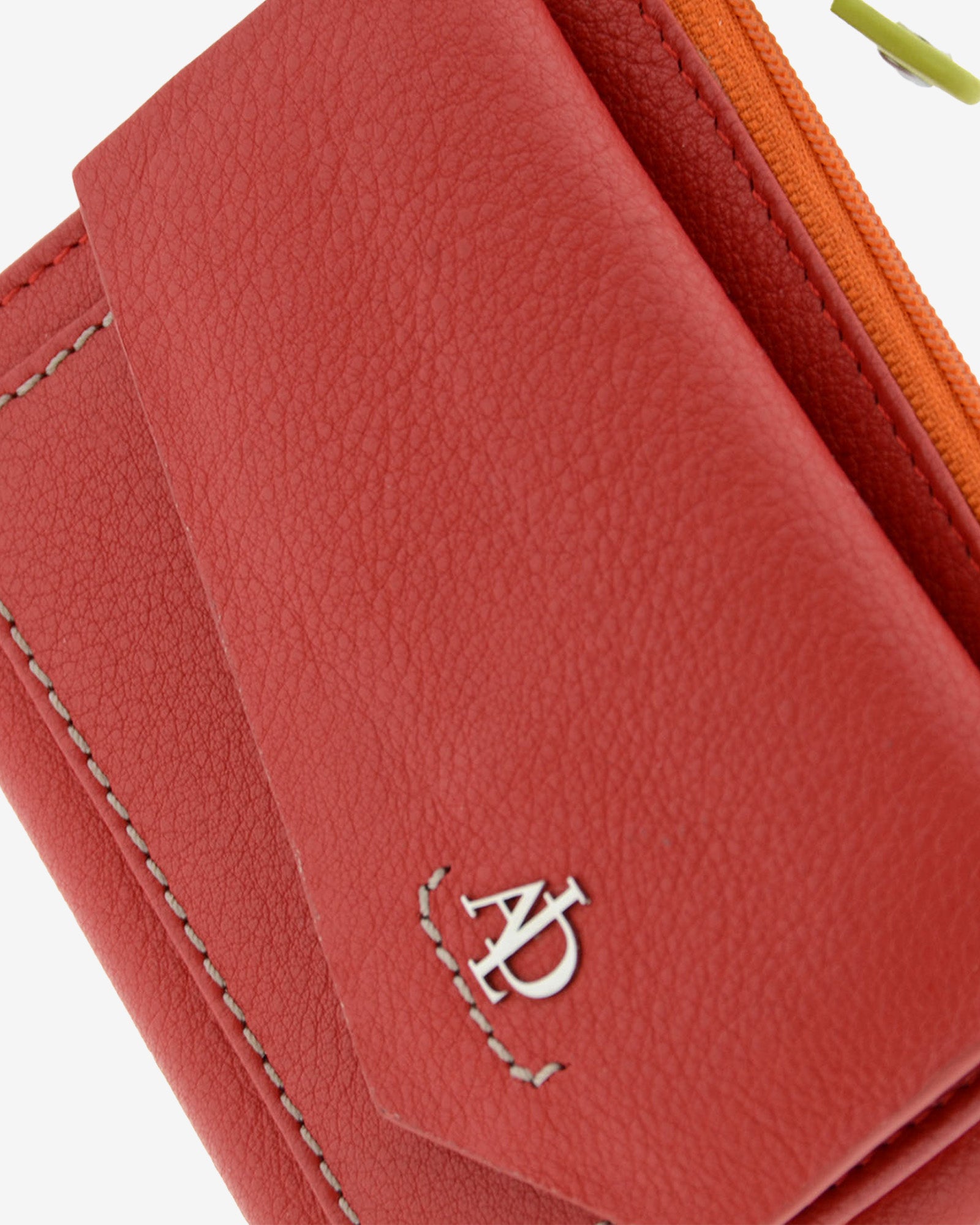 Cartera de mujer pequeña de piel de napa extra suave en color rojo, detalle de piel y acabados, referencia 4207-3