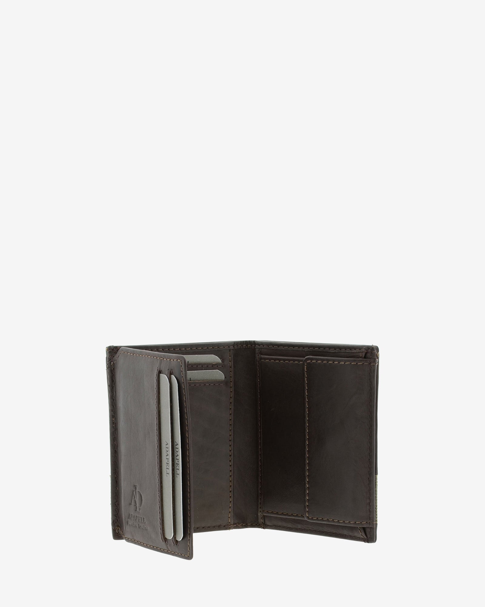 Cartera de piel marron abierta en ángulo mostrando ranuras para tarjetas y monedero interior, referencia 1618-2