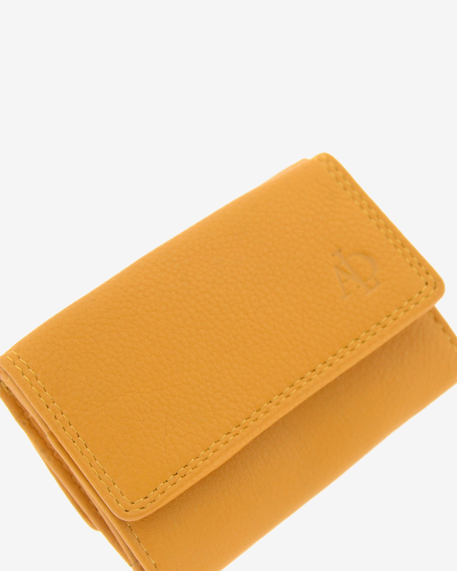 Básicos atemporales — Cartera pequeña con solapa