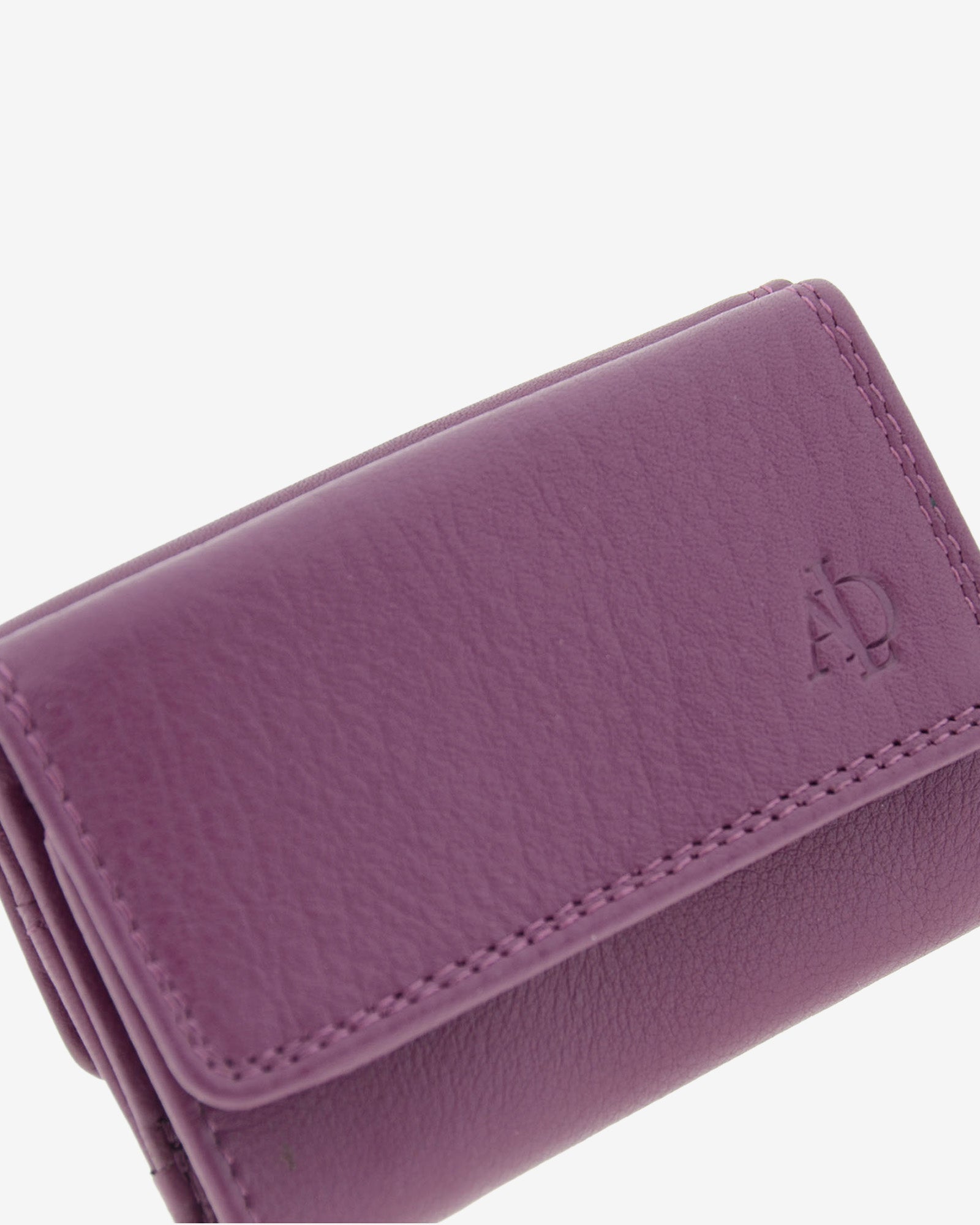 Básicos atemporales — Cartera pequeña con solapa