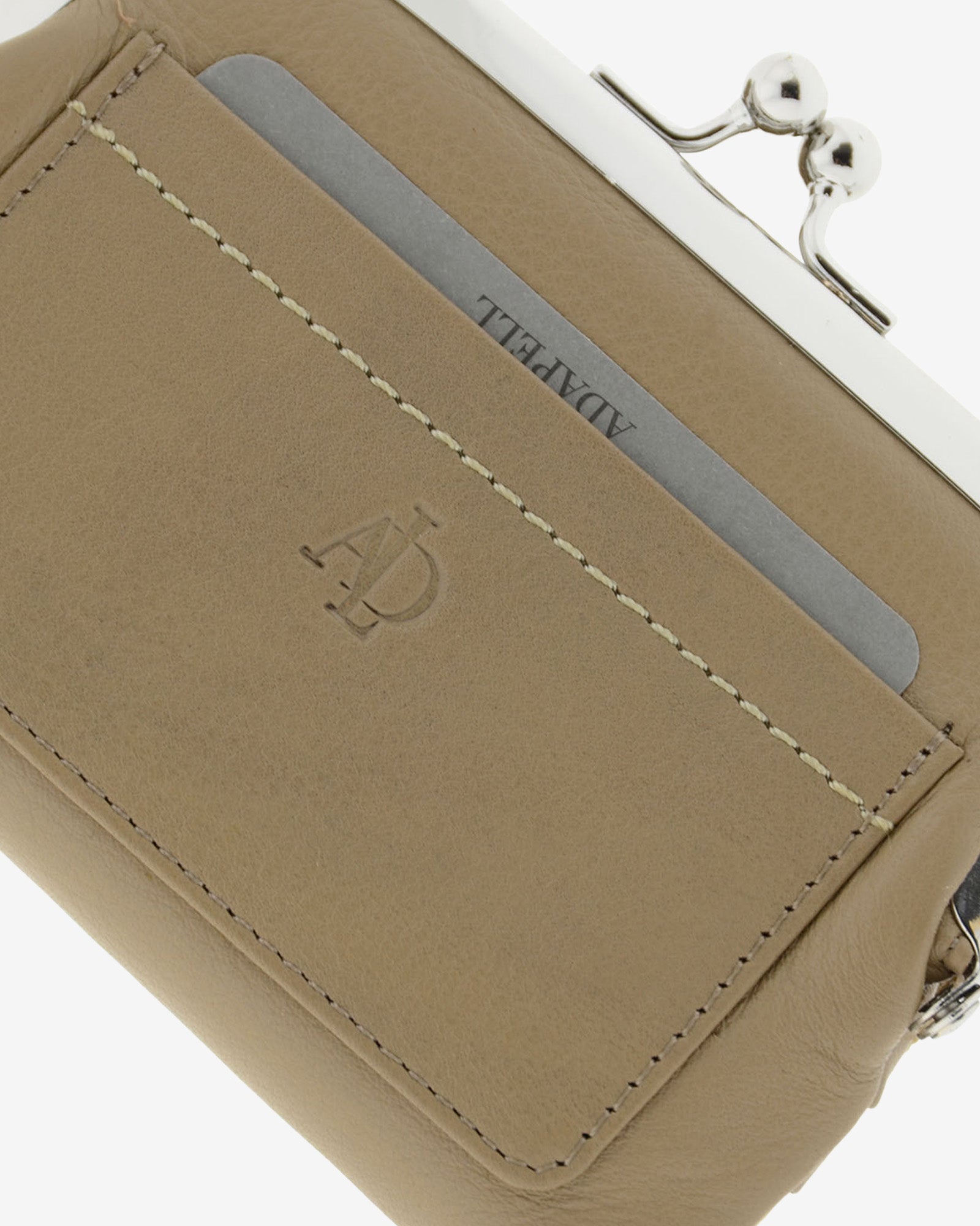 Cartera de piel Napa de color topo, detalle de piel y acabados, referencia 8069-12