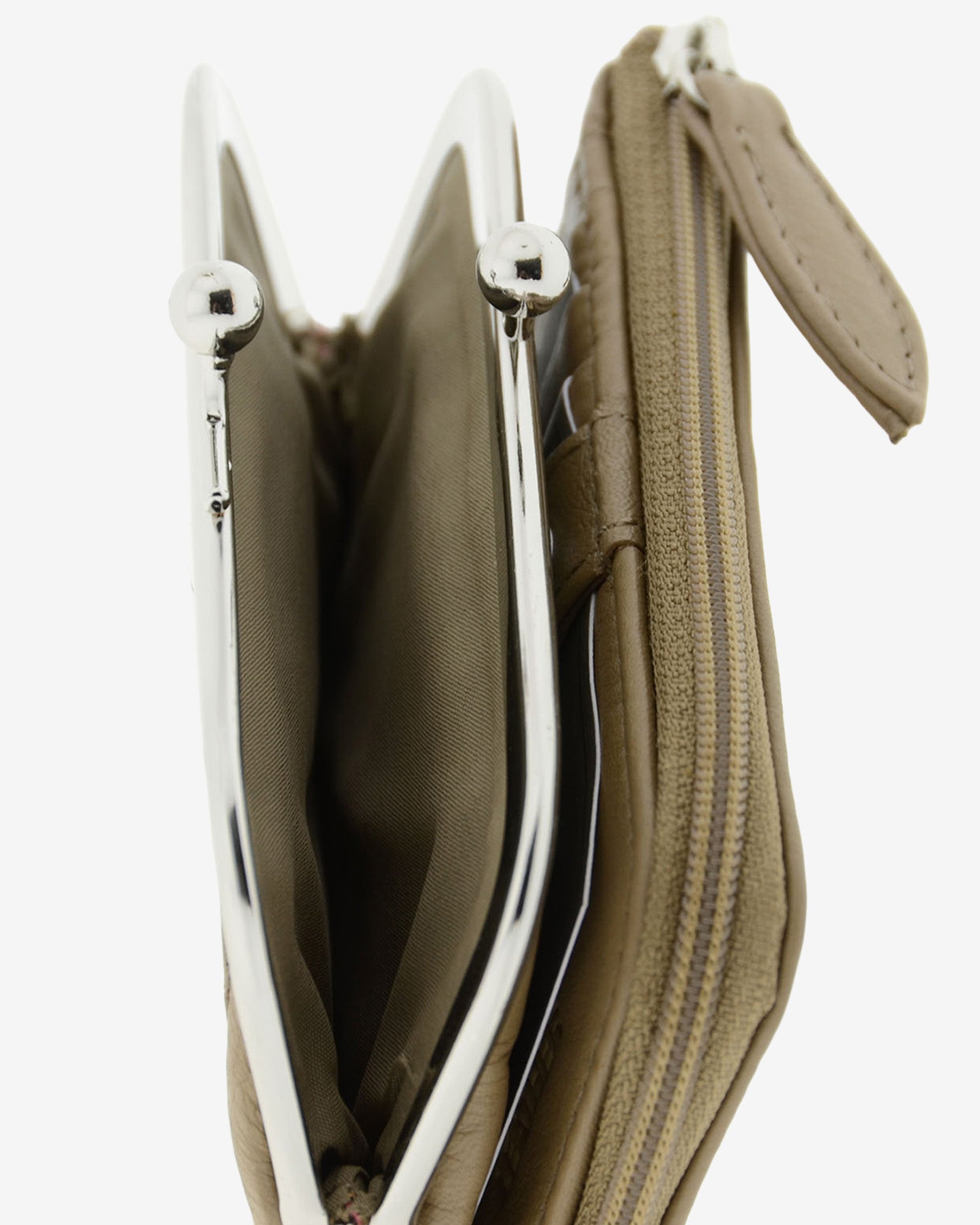 Cartera de piel Napa de color topo, vista parcial con boquilla y compartimentos exteriores, referencia 8069-12
