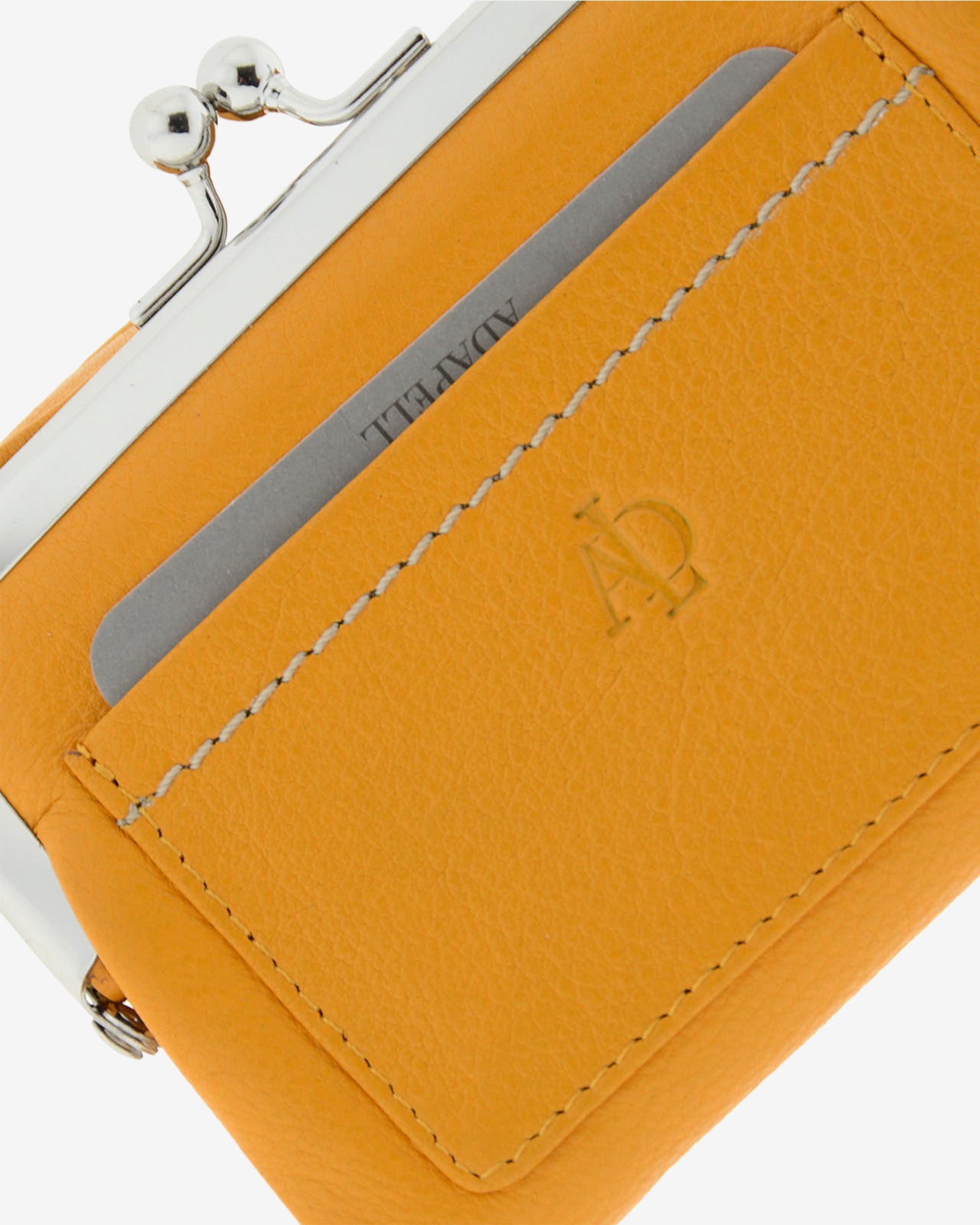 Cartera de piel Napa de color mostaza, detalle de piel y acabados, referencia 8069-15