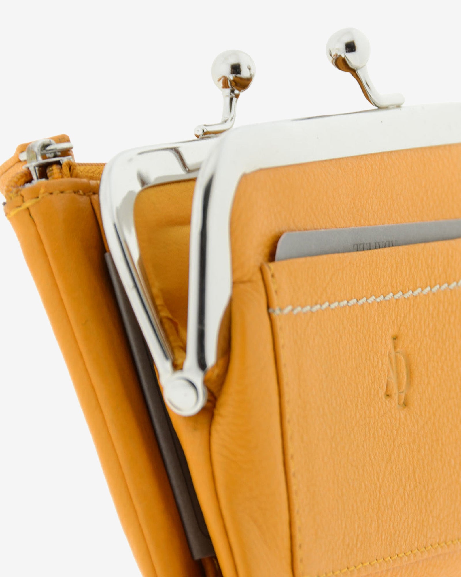 Cartera de piel Napa de color mostaza, detalle boquilla, referencia 8069-15