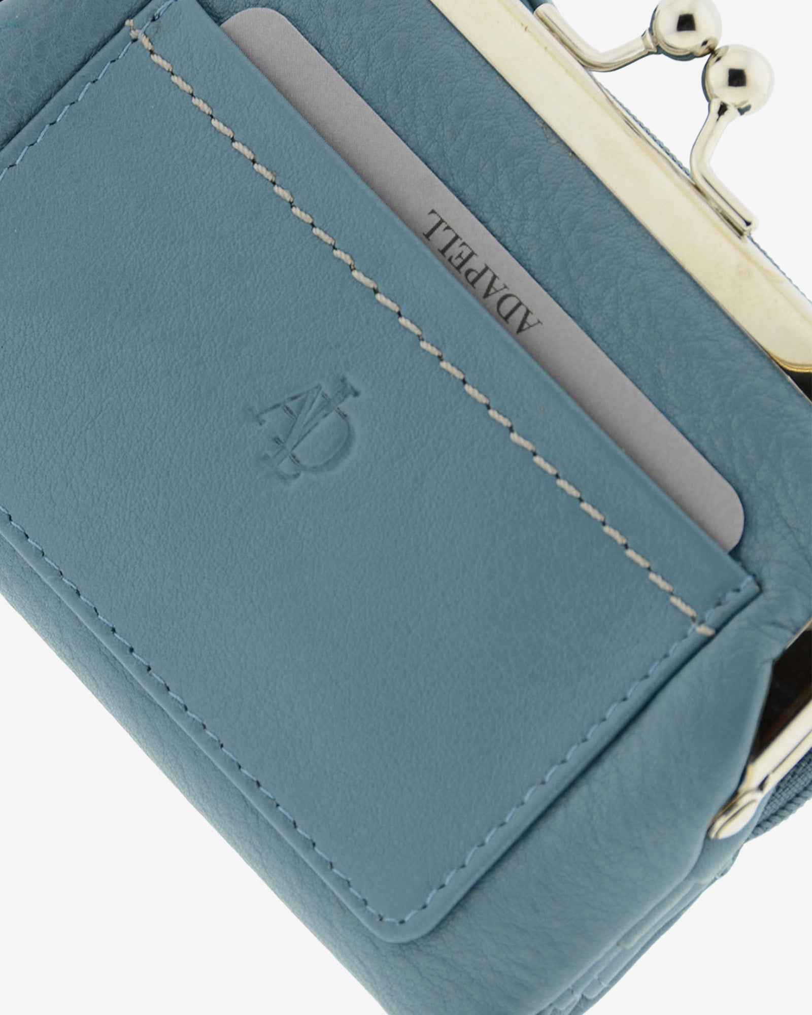 Cartera de piel Napa de color mar, detalle de piel y acabados, referencia 8069-16