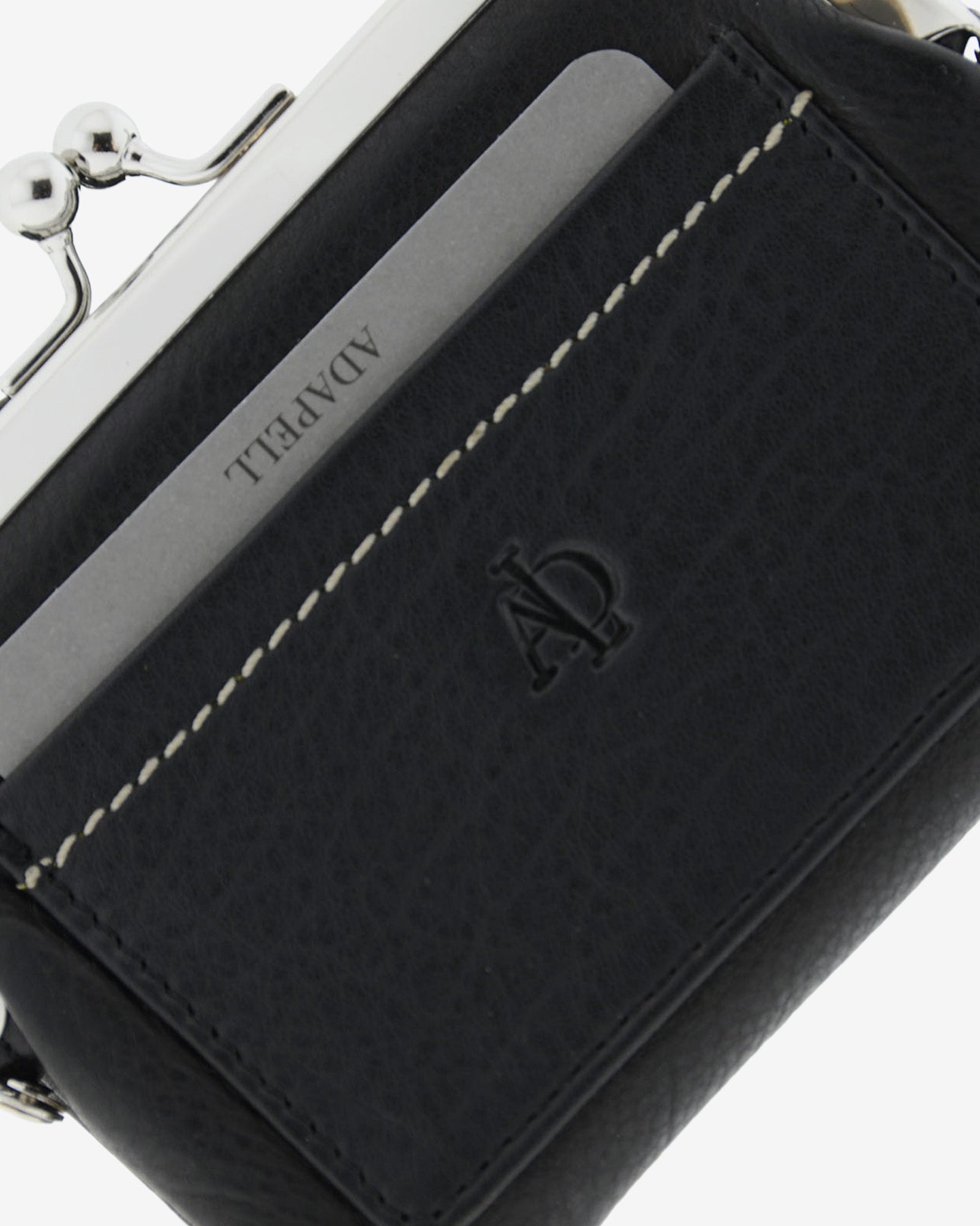 Cartera de piel napa de color negro, detalle de piel y acabados, referencia 8069-1