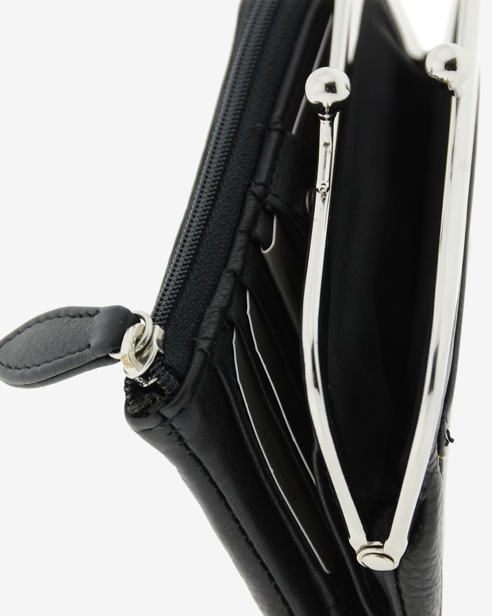 Cartera de piel napa de color negro, detalle boquilla,  referencia 8069-1