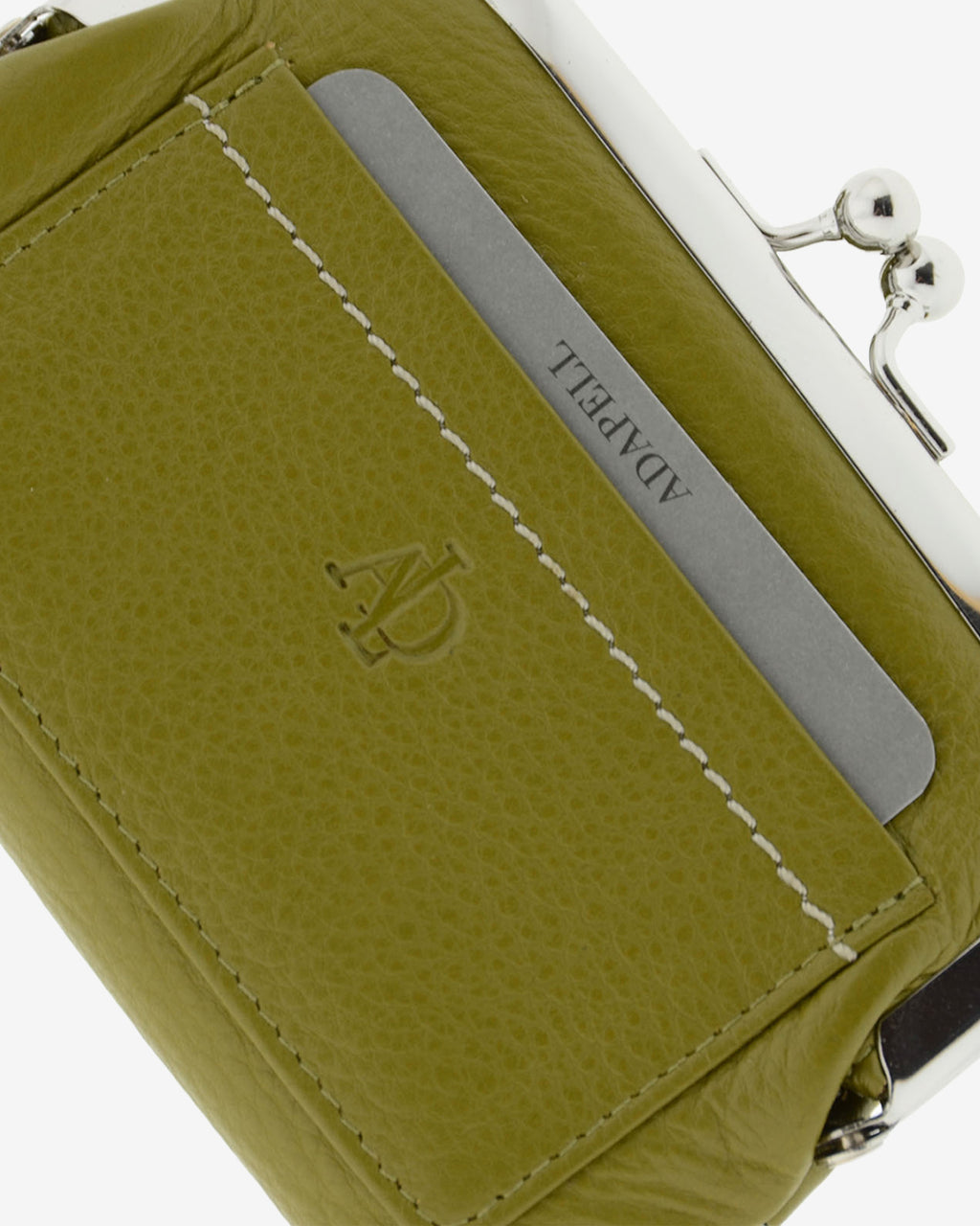 Cartera de piel Napa de color oliva, detalle de piel y acabados, referencia 8069-21