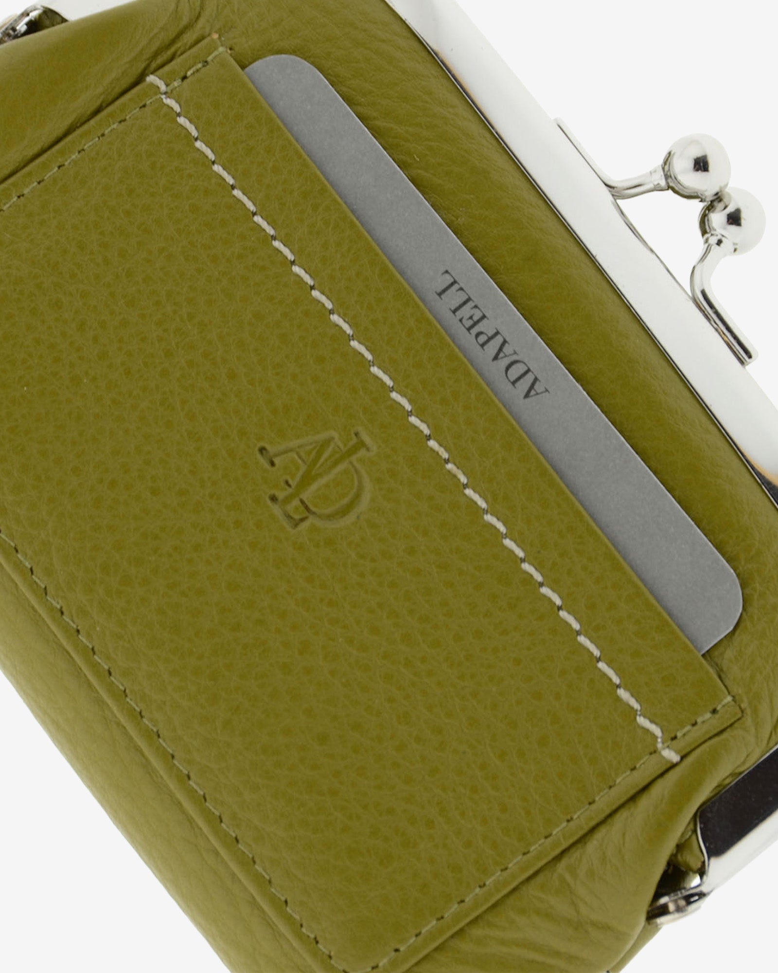 Cartera de piel Napa de color oliva, detalle de piel y acabados, referencia 8069-21