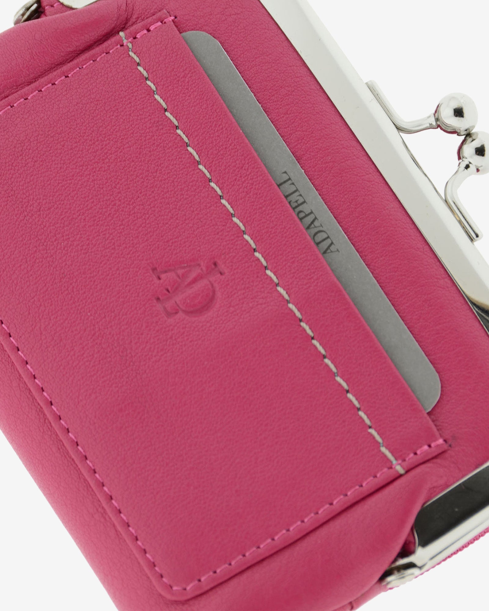 Cartera de piel Napa de color magenta, detalle de piel y acabados, referencia 8069-25