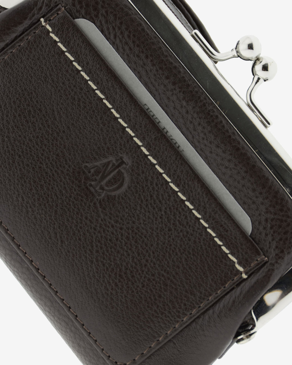Cartera de piel napa de color marrón, detalle de la piel y acabados, referencia 8069-2
