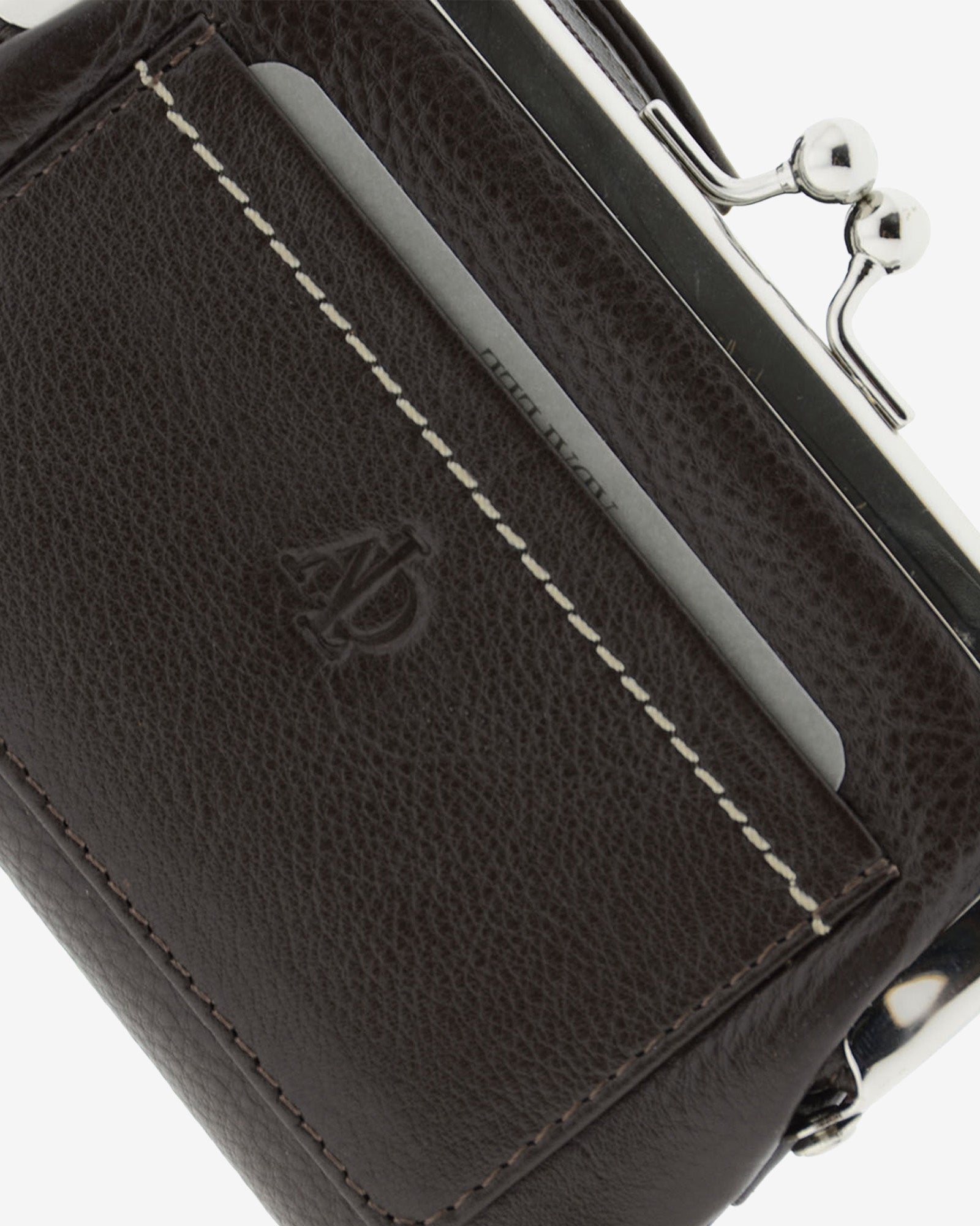 Cartera de piel napa de color marrón, detalle de la piel y acabados, referencia 8069-2