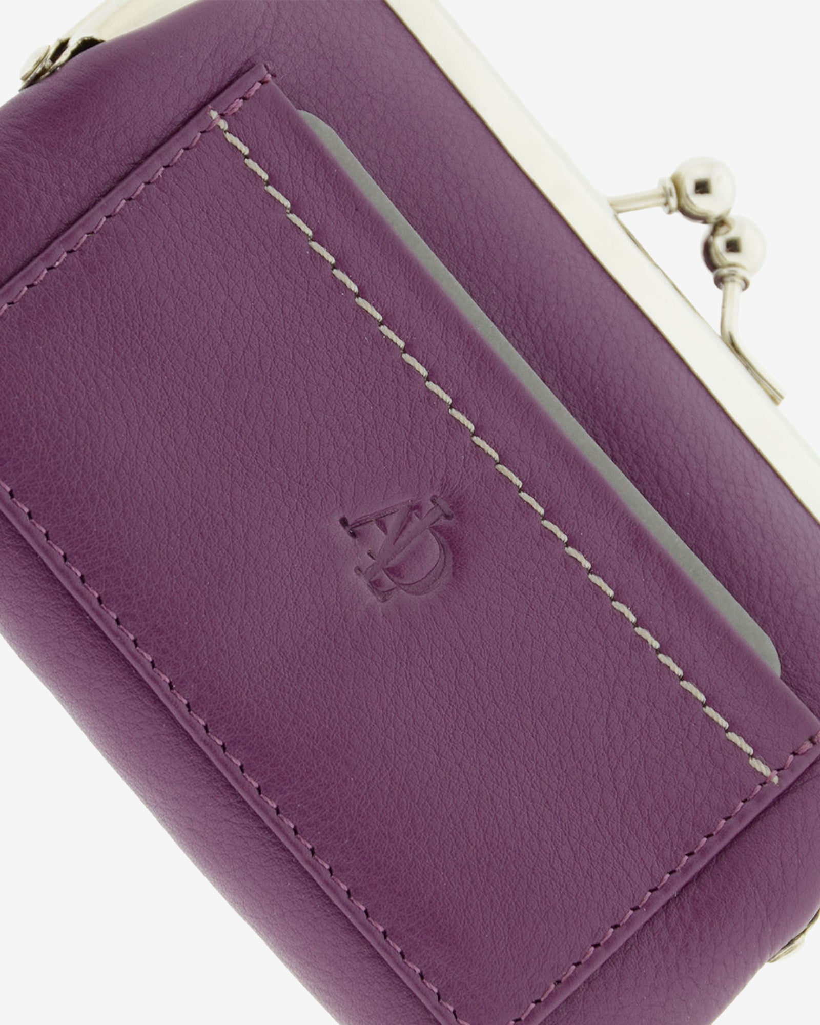 Cartera de piel Napa de color lila, detalle de piel y acabados, referencia 8069-4