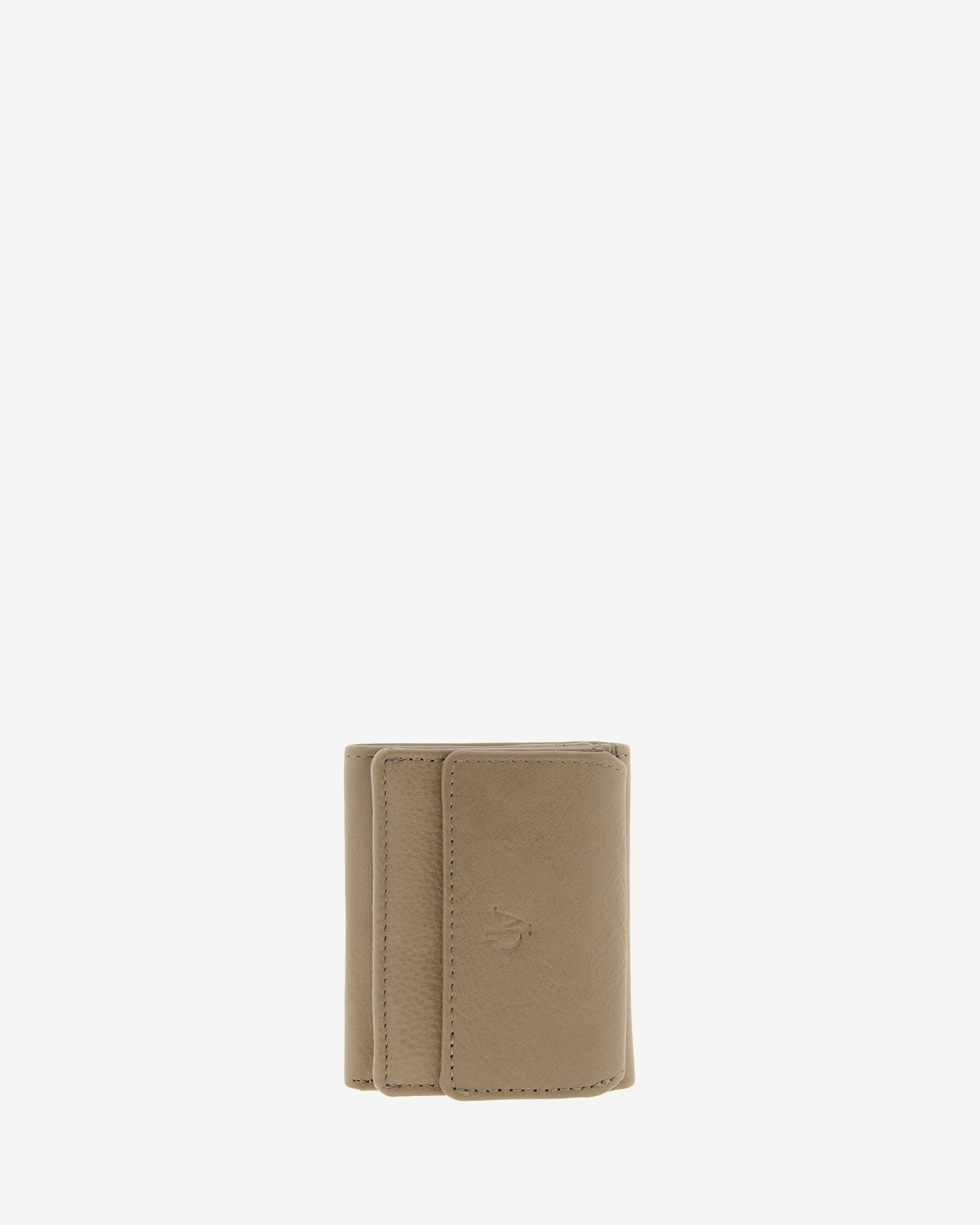 Cartera de piel Napa, pequeña y compacta de color topo, vista frontal plana, referencia 8071-12