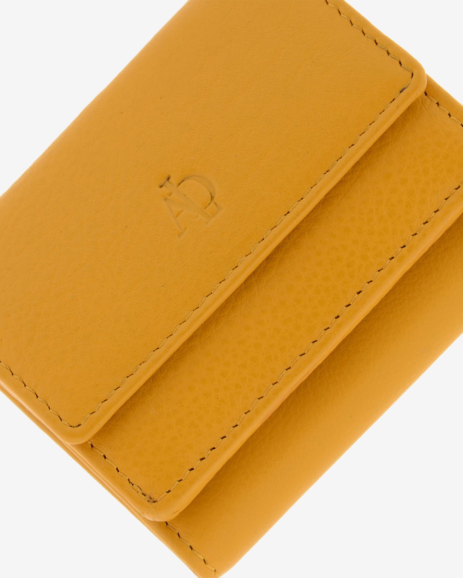 Cartera de piel Napa, pequeña y compacta de color mostaza, detalle de piel y acabados, referencia 8071-15