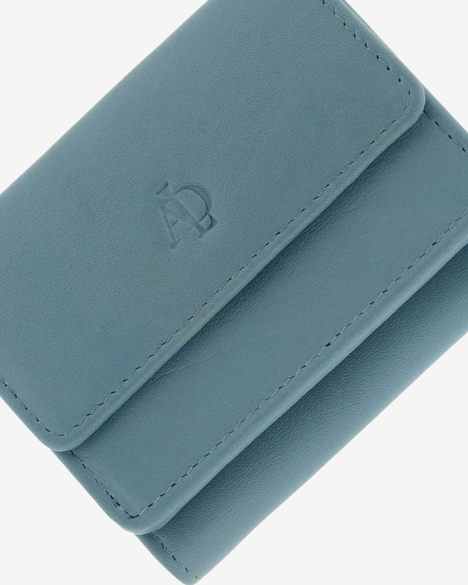 Cartera de piel Napa, pequeña y compacta de color mar, detalle de piel y acabados, referencia 8071-16