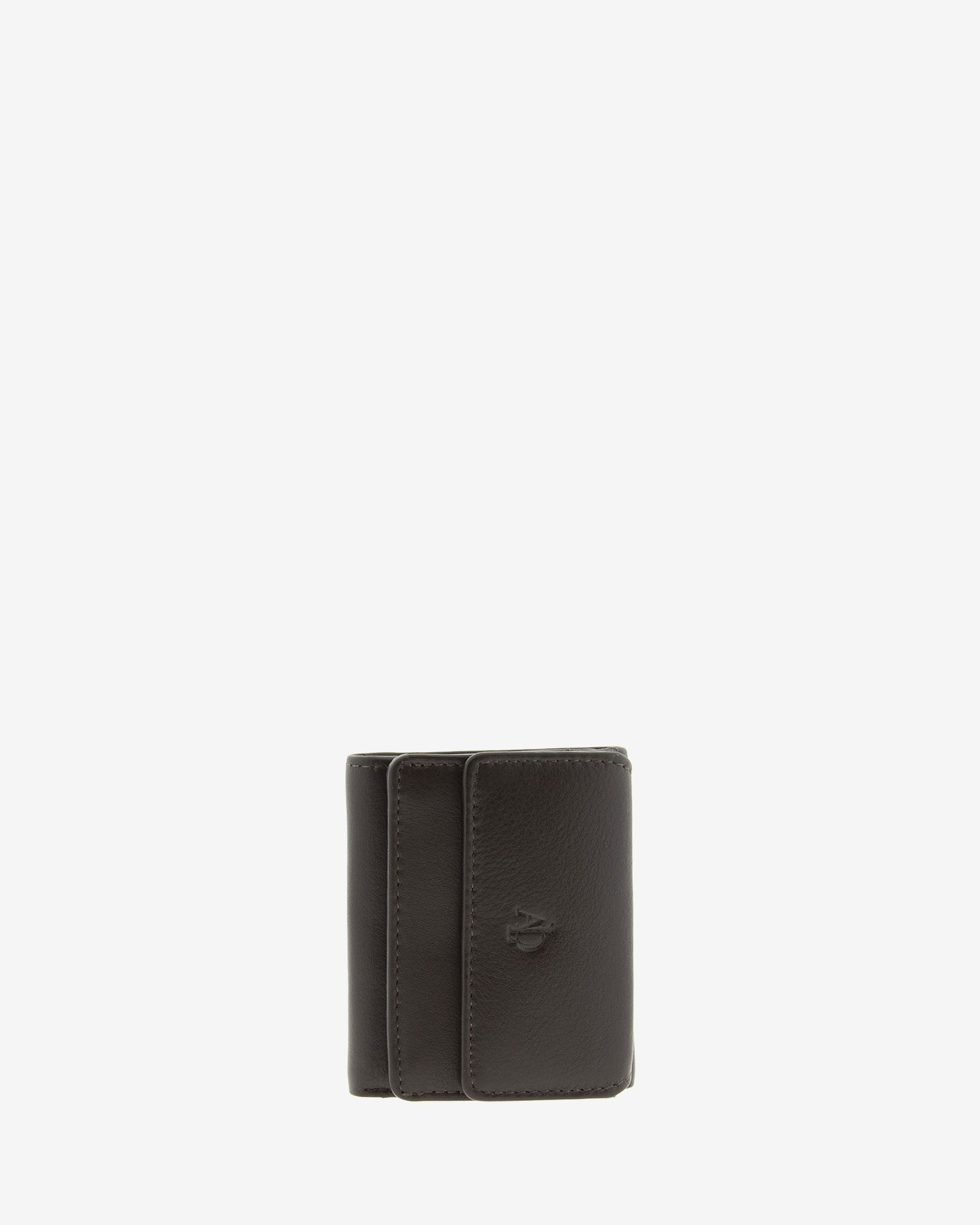 Cartera de piel Napa, pequeña y compacta de color marrón, vista frontal plana, referencia 8071-2