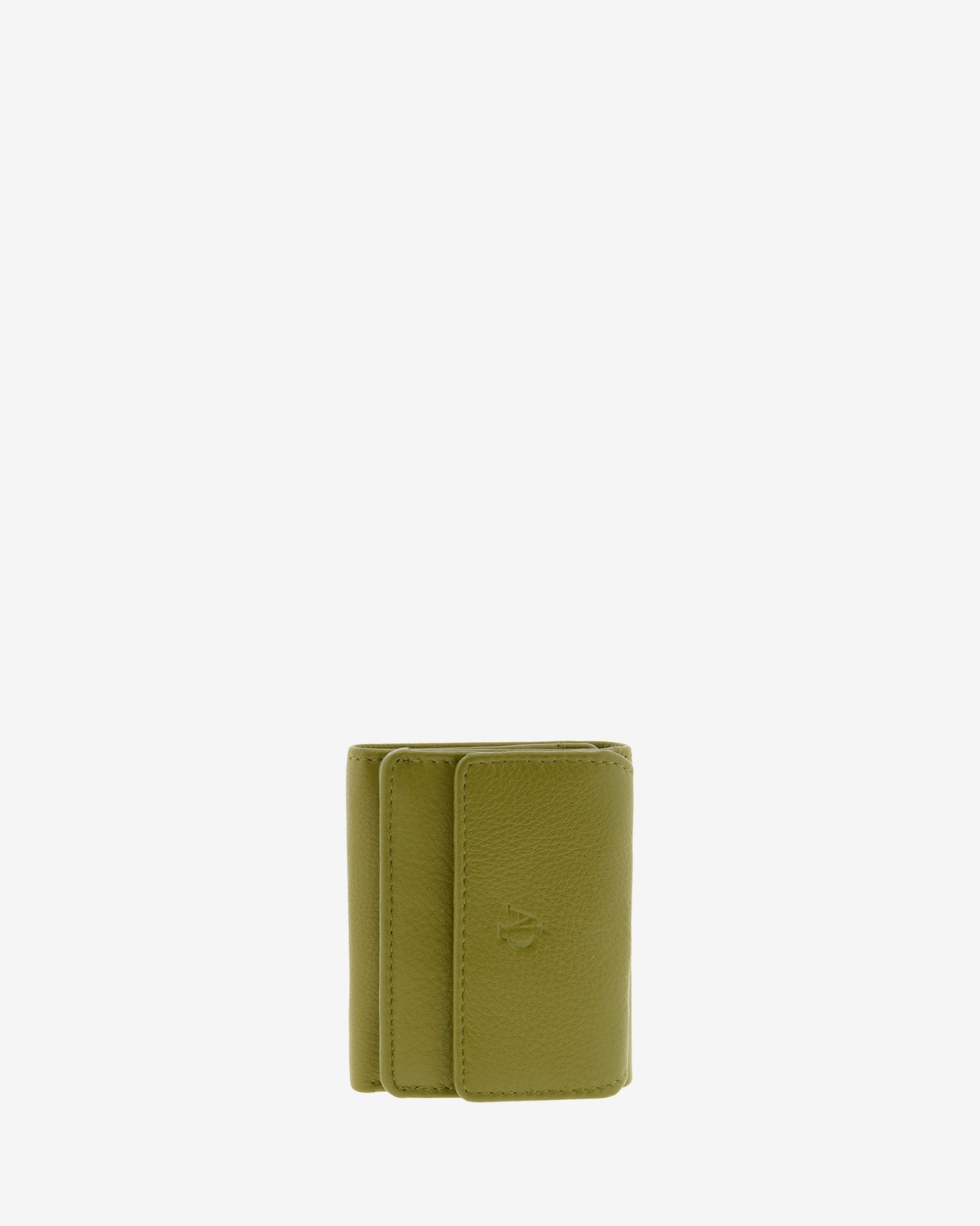Cartera de piel Napa, pequeña y compacta de color oliva, vista frontal plana, referencia 8071-21