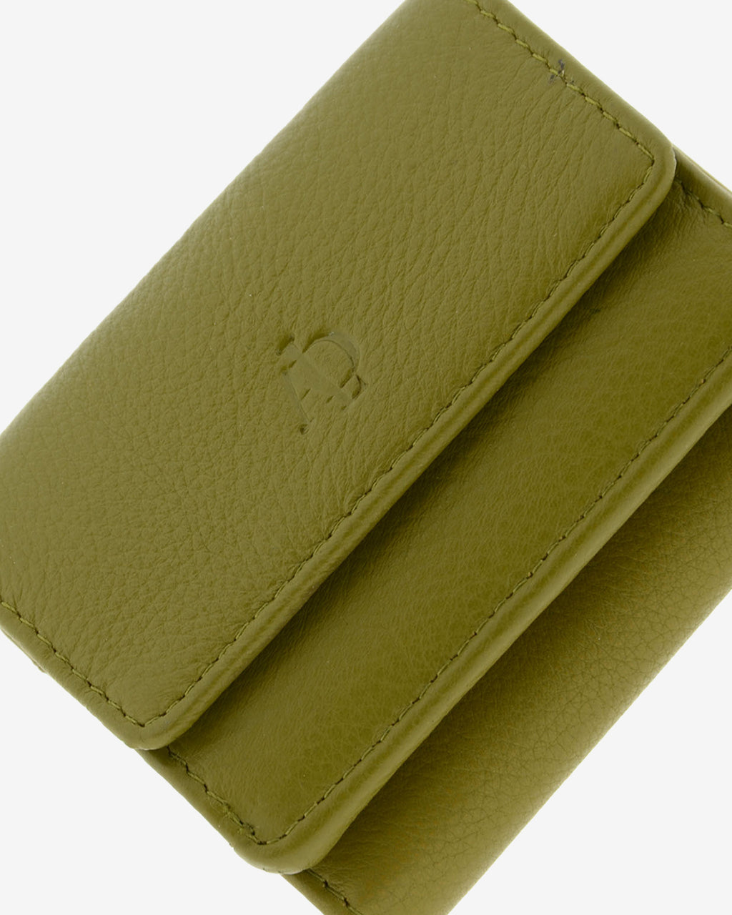 Cartera de piel Napa, pequeña y compacta de color oliva, detalle de piel y acabados, referencia 8071-21