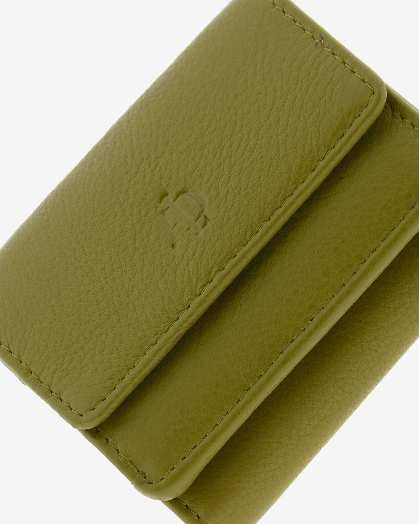 Cartera de piel Napa, pequeña y compacta de color oliva, detalle de piel y acabados, referencia 8071-21