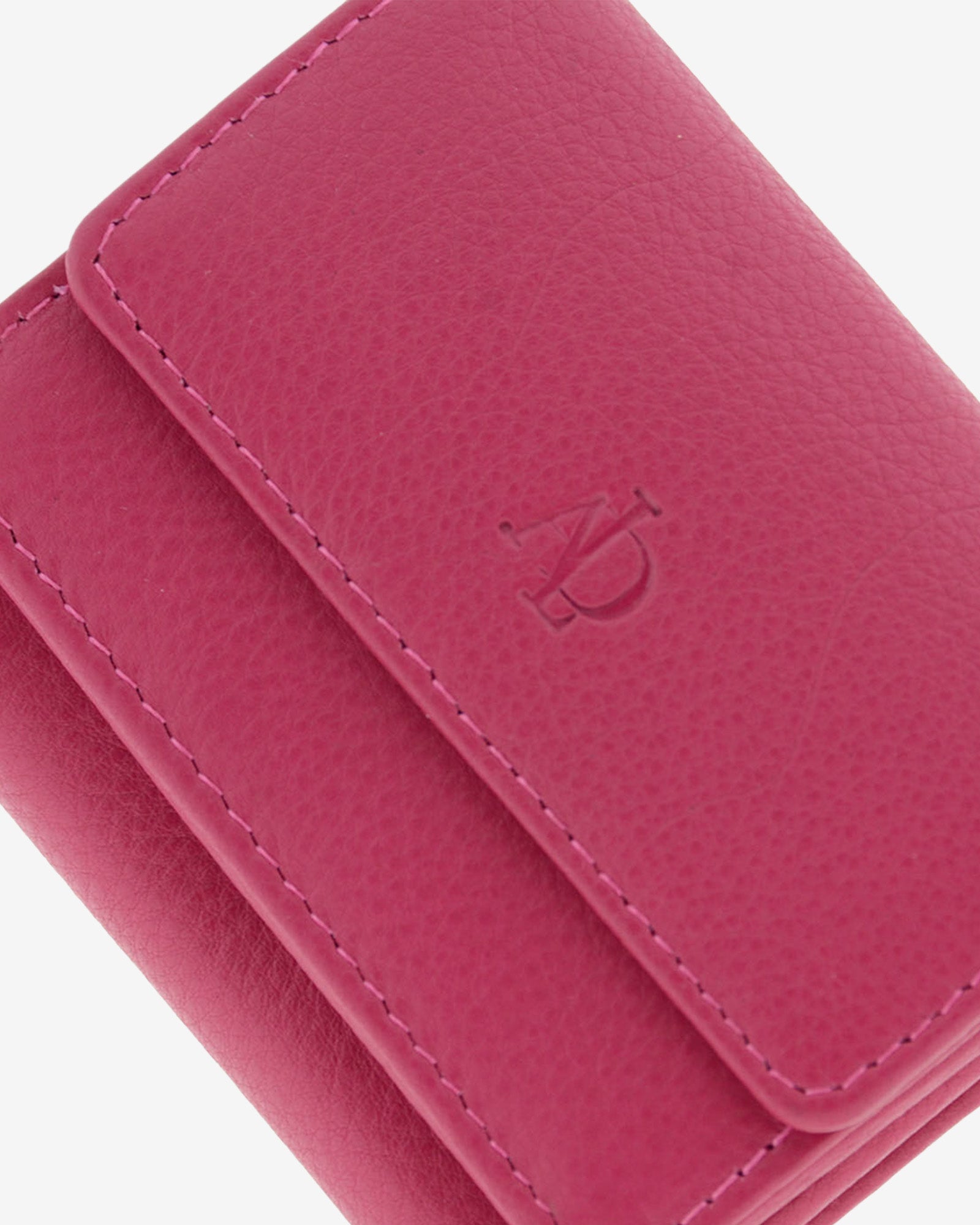 Cartera de piel Napa, pequeña y compacta de color magenta, detalle de piel y acabados, referencia 8071-25