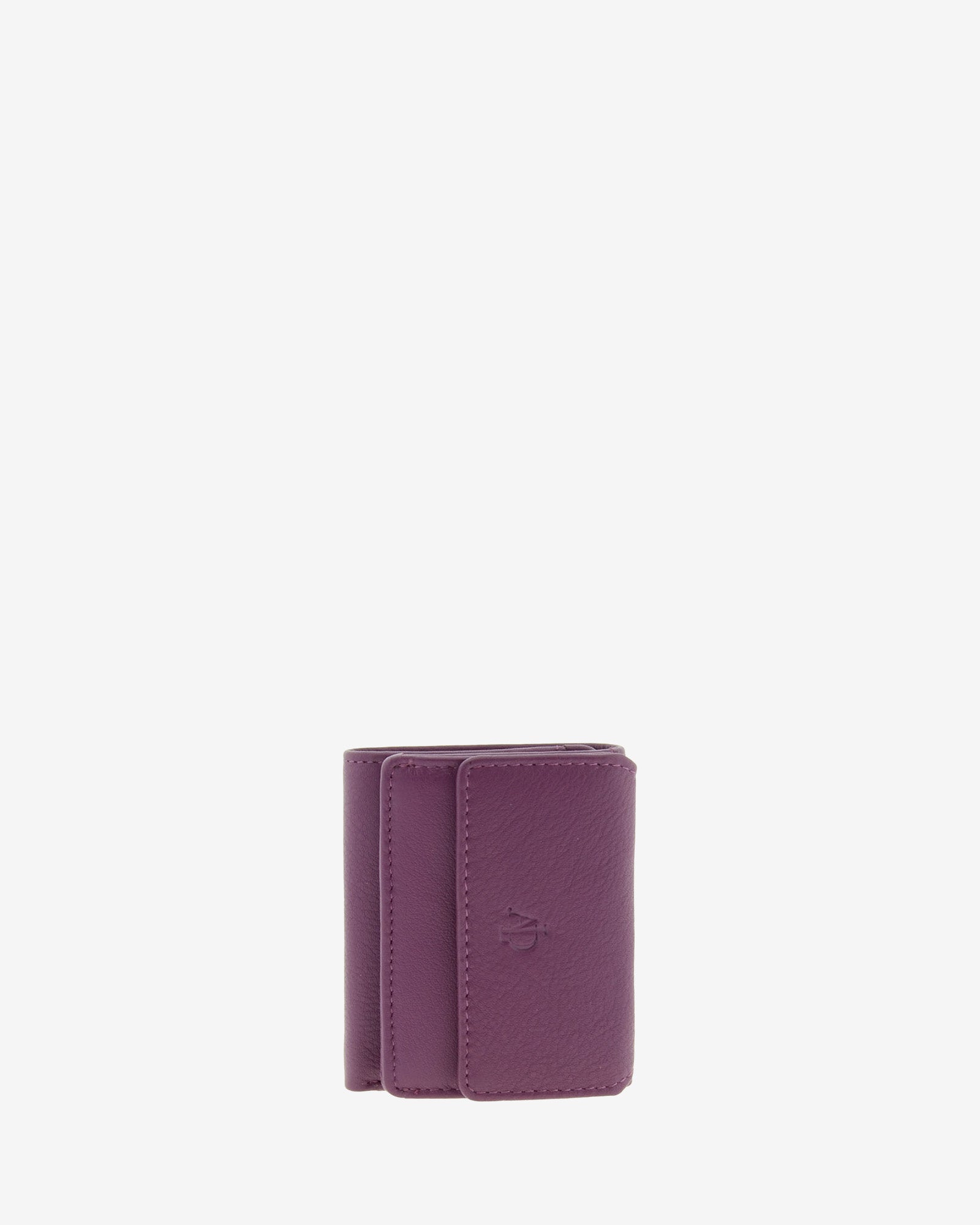Cartera de piel Napa, pequeña y compacta de color lila, vista frontal plana, referencia 8071-4