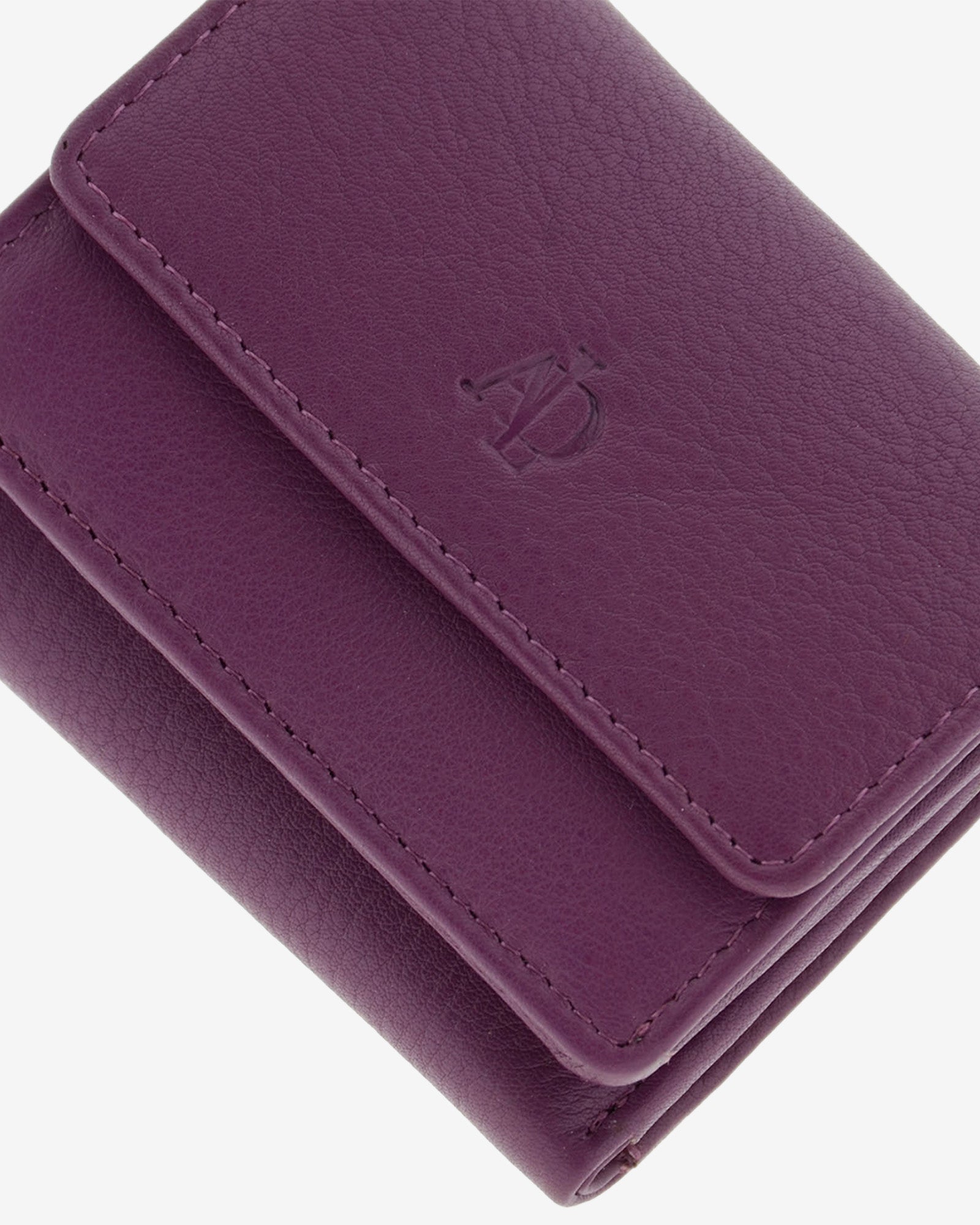 Cartera de piel Napa, pequeña y compacta de color lila, detalle de piel y acabados, referencia 8071-4