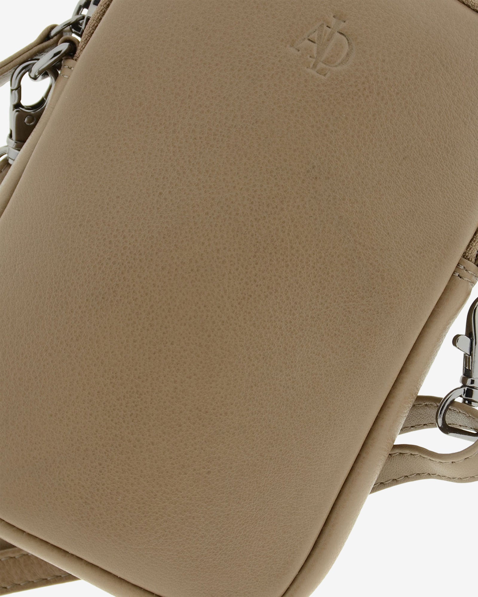 Bolso pequeño porta móvil de piel Napa en color topo, detalle de la piel y acabados, referencia 8073-12