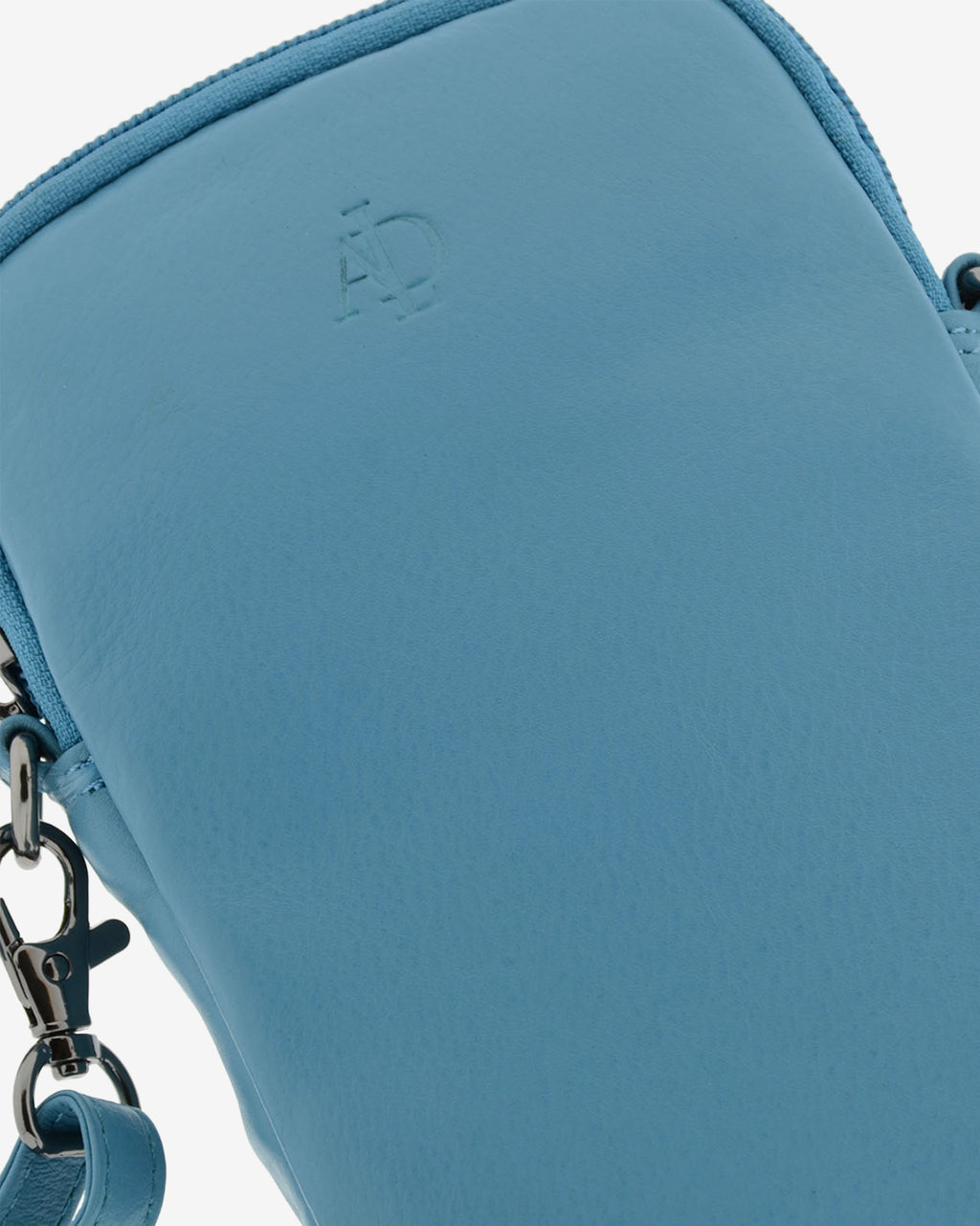Bolso pequeño porta móvil de piel Napa en color azul, detalle de la piel y acabados, referencia 8073-14