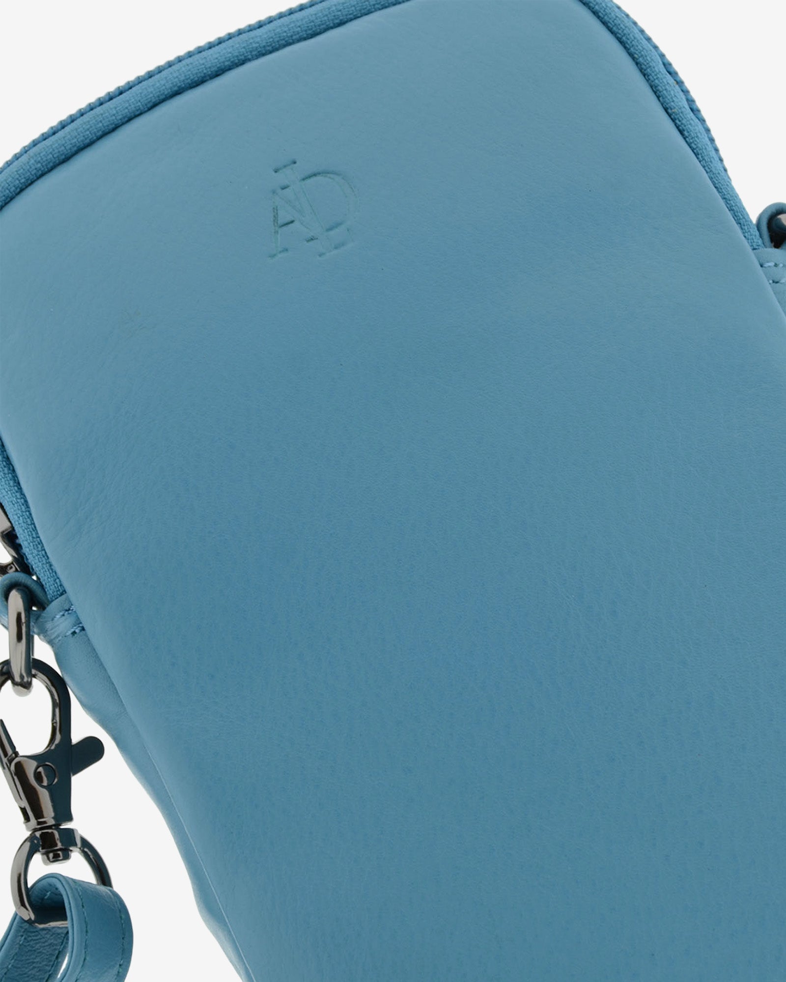 Bolso pequeño porta móvil de piel Napa en color azul, detalle de la piel y acabados, referencia 8073-14