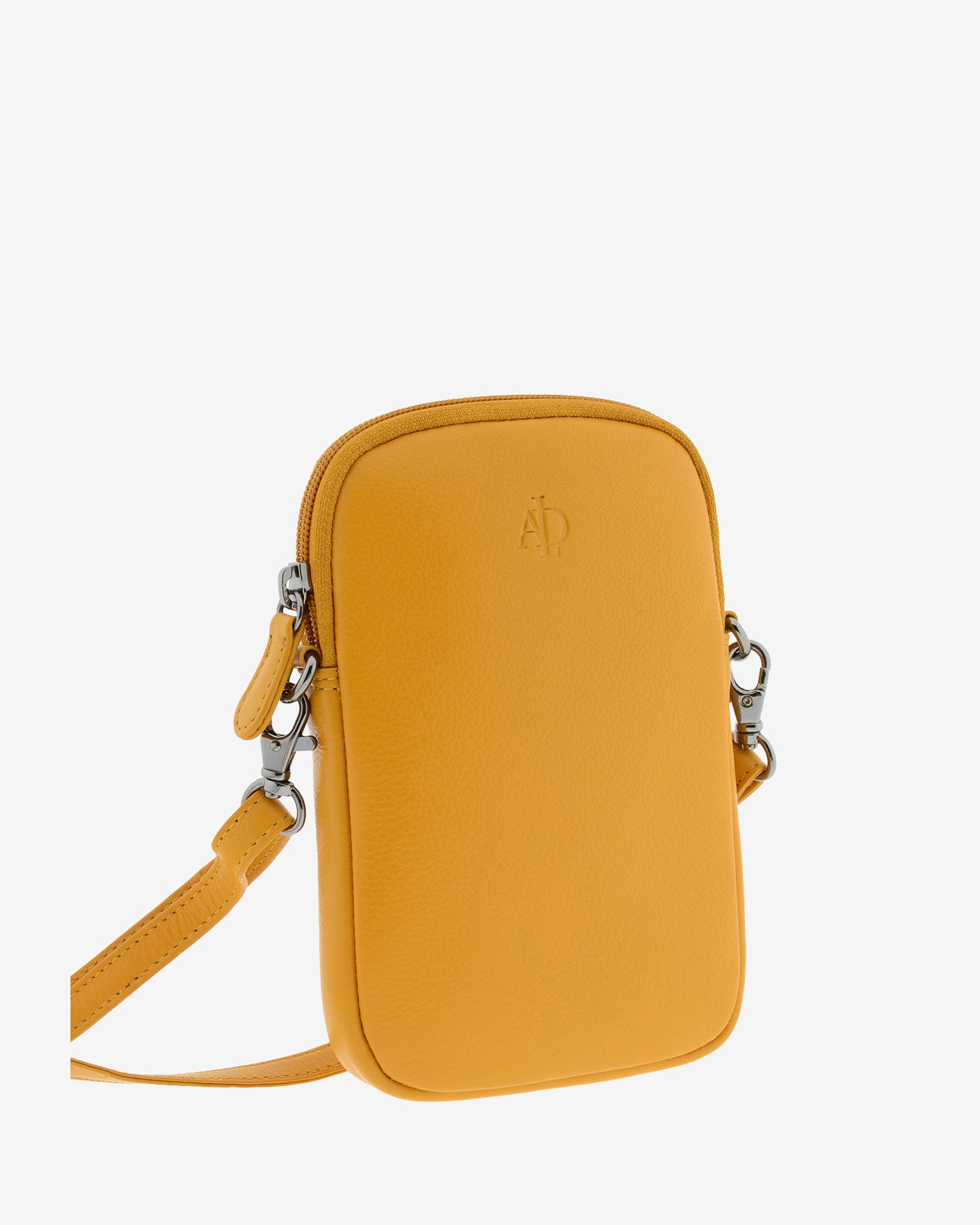 Bolso pequeño porta móvil de piel Napa en color mostaza, vista frontal y un poco lateral exterior mostrando su volumen, diseño, cremallera principal y bandolera, referencia 8073-15
