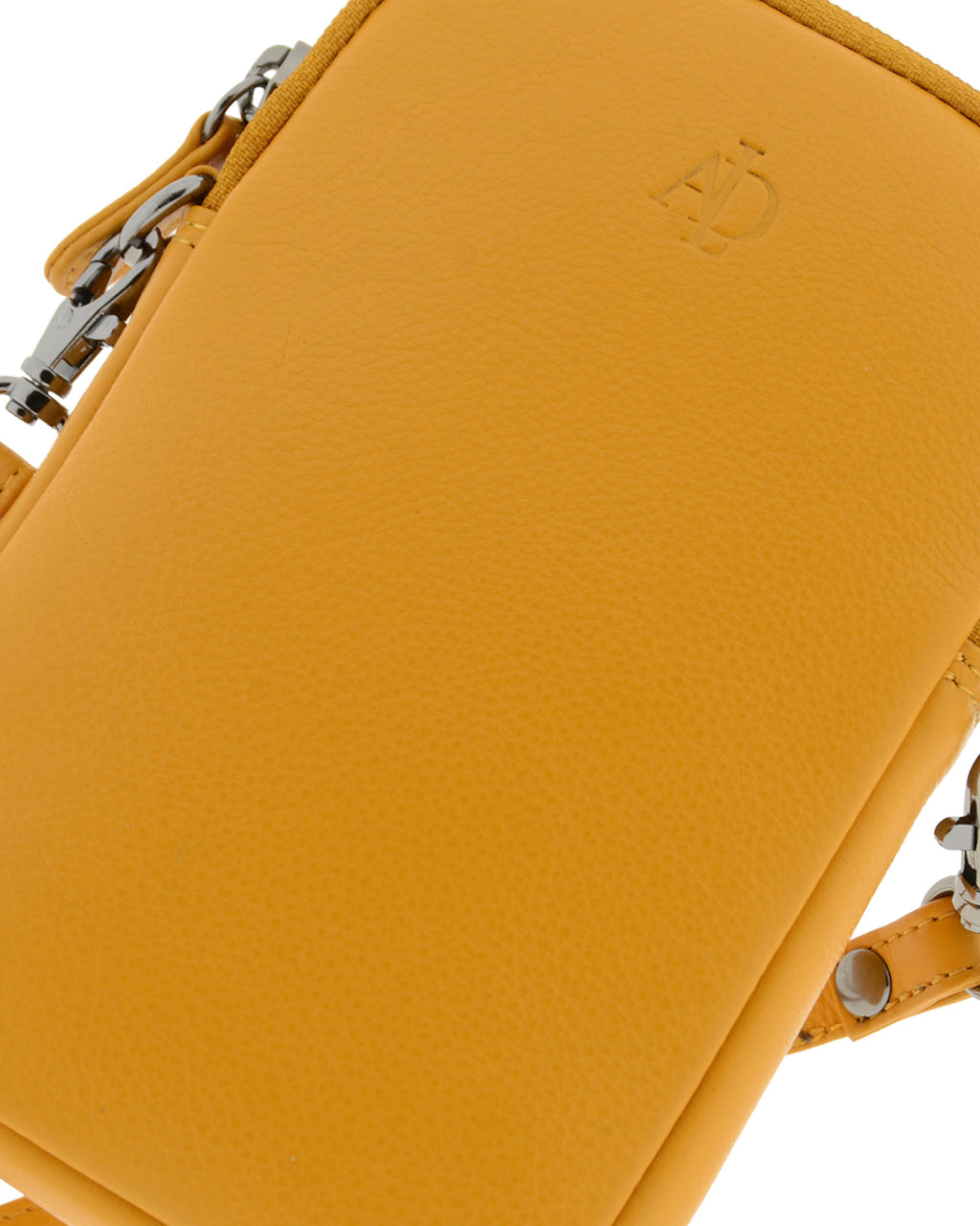 Bolso pequeño porta móvil de piel Napa en color mostaza, detalle de la piel y acabados, referencia 8073-15
