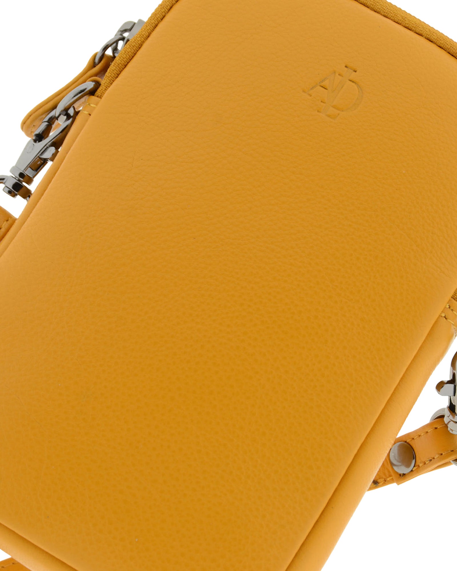 Bolso pequeño porta móvil de piel Napa en color mostaza, detalle de la piel y acabados, referencia 8073-15
