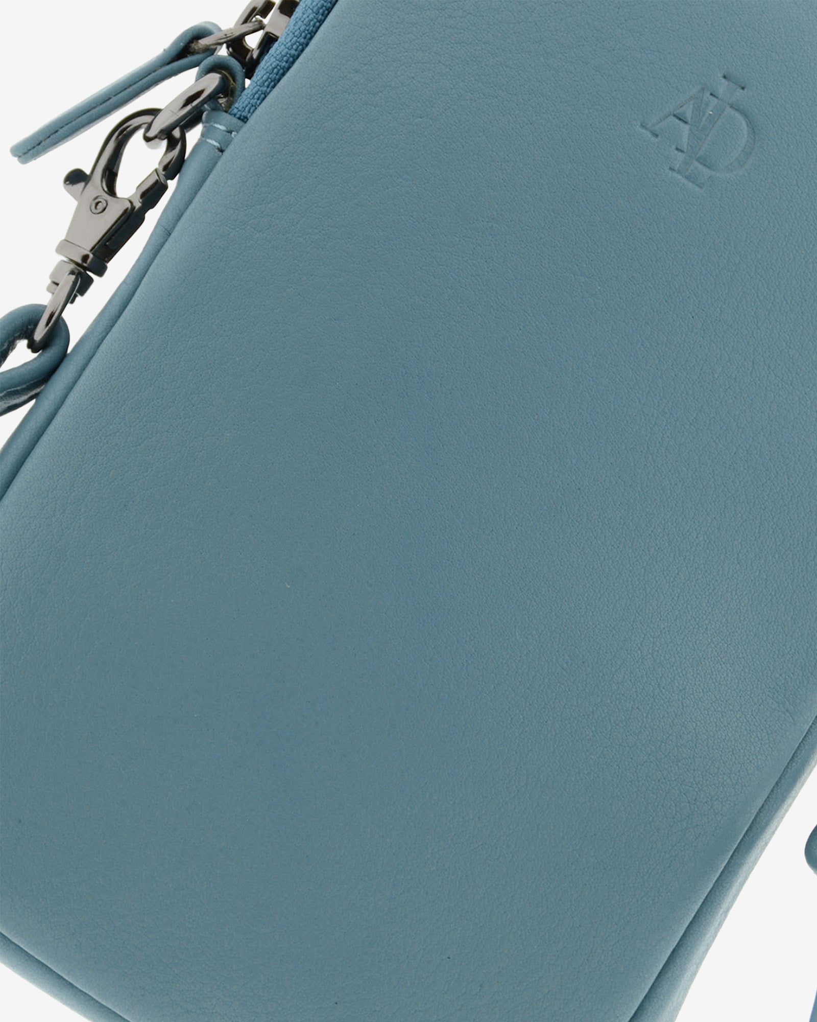 Bolso pequeño porta móvil de piel Napa en color mar, detalle de la piel y acabados, referencia 8073-16