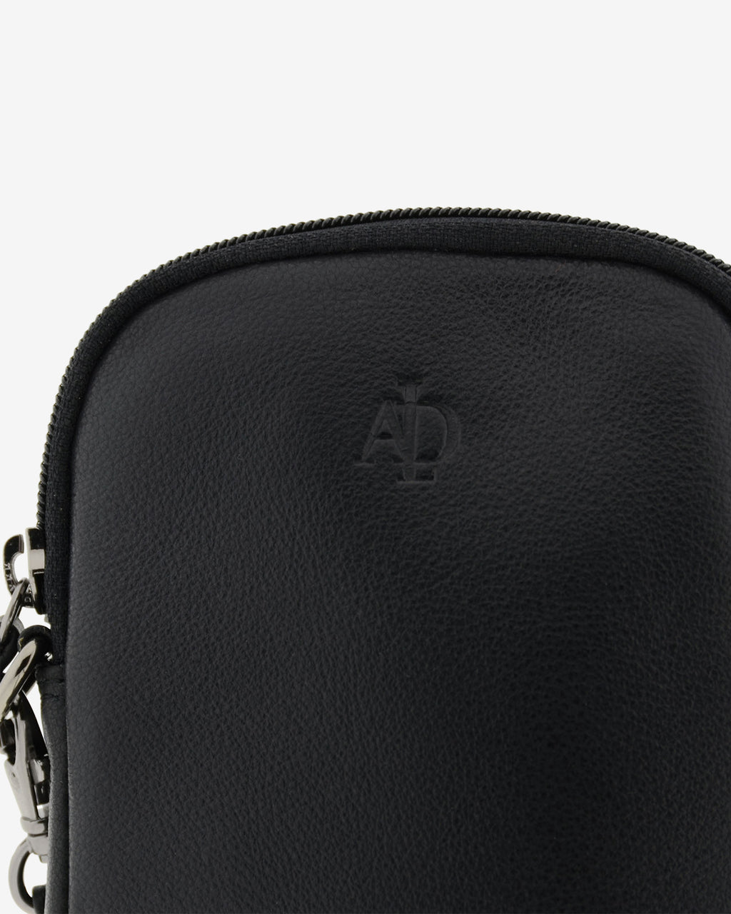Bolso pequeño porta móvil de piel Napa en color negro, detalle de la piel y acabados, referencia 8073-1