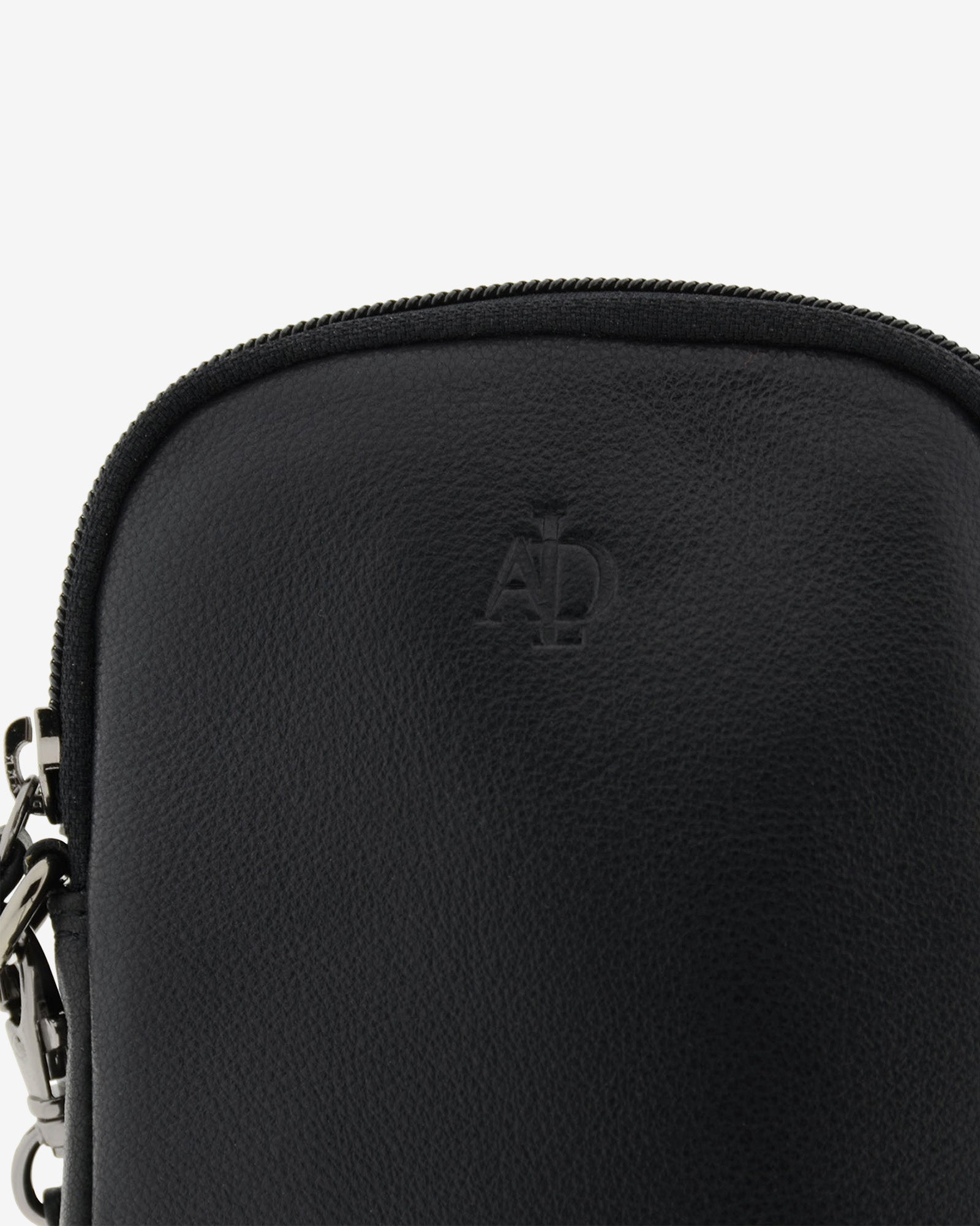 Bolso pequeño porta móvil de piel Napa en color negro, detalle de la piel y acabados, referencia 8073-1