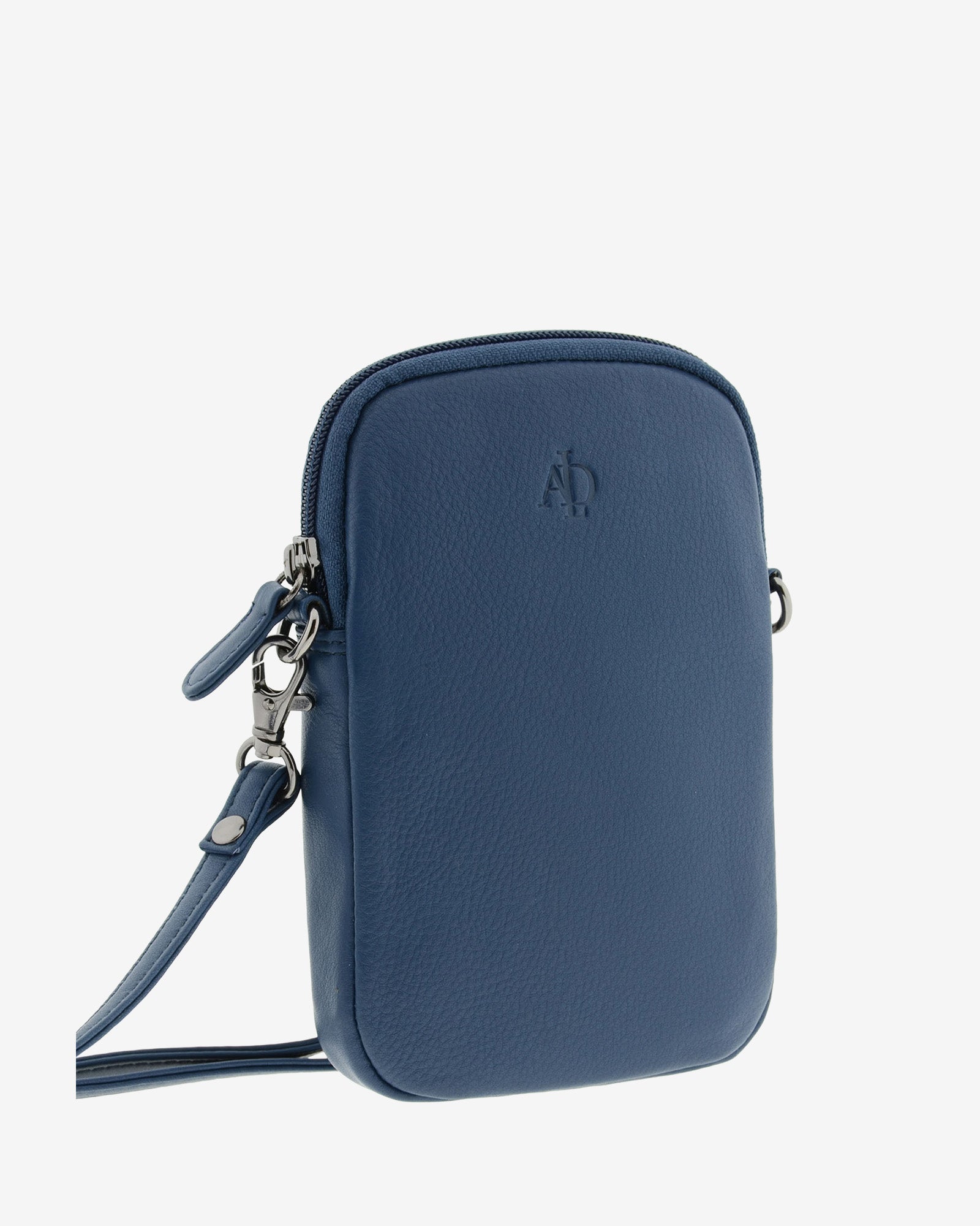 Bolso pequeño porta móvil de piel Napa en color azul marino, vista frontal y un poco lateral exterior mostrando su volumen, diseño, cremallera principal y bandolera, referencia 8073-20