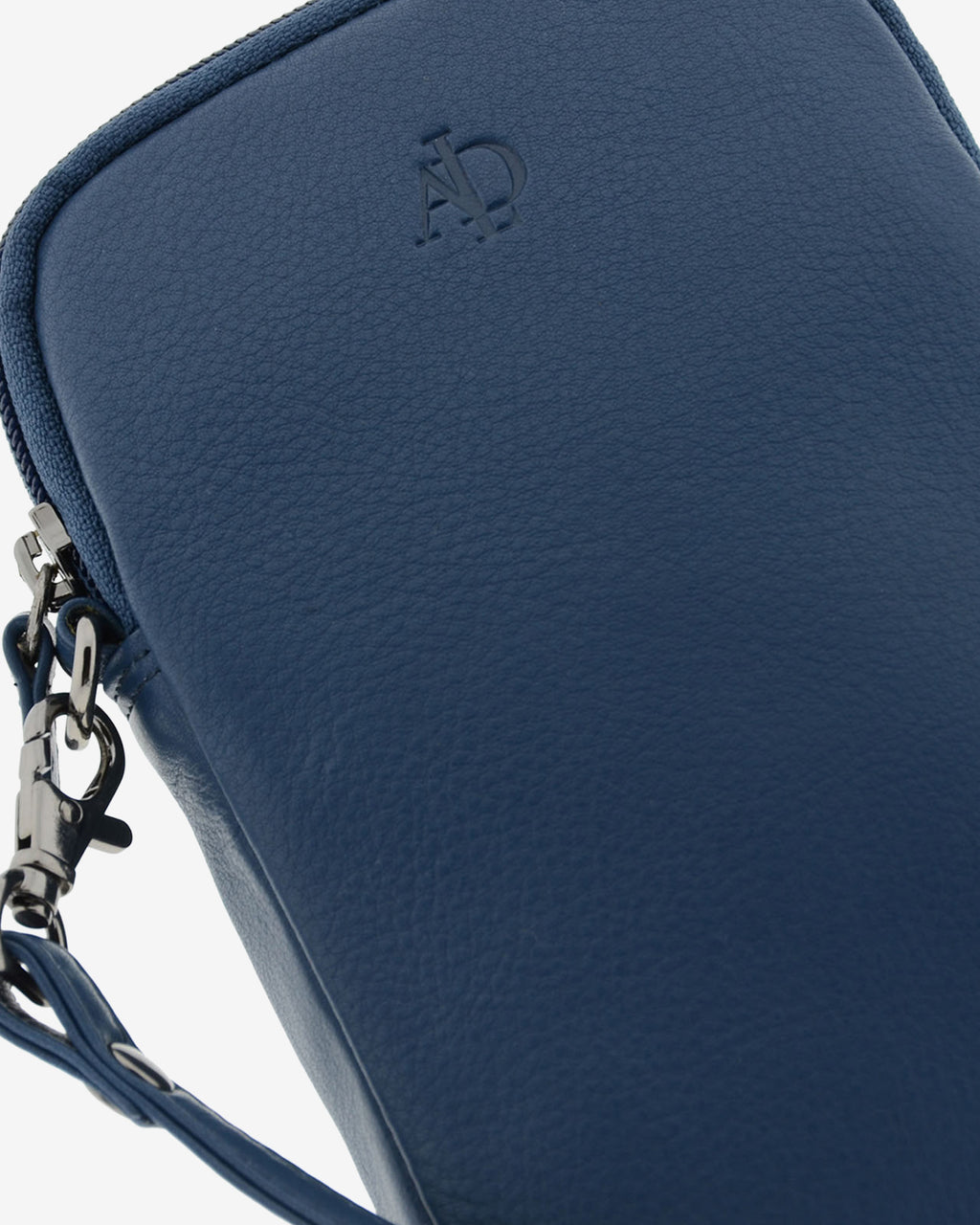 Bolso pequeño porta móvil de piel Napa en color azul marino, detalle de la piel y acabados, referencia 8073-20