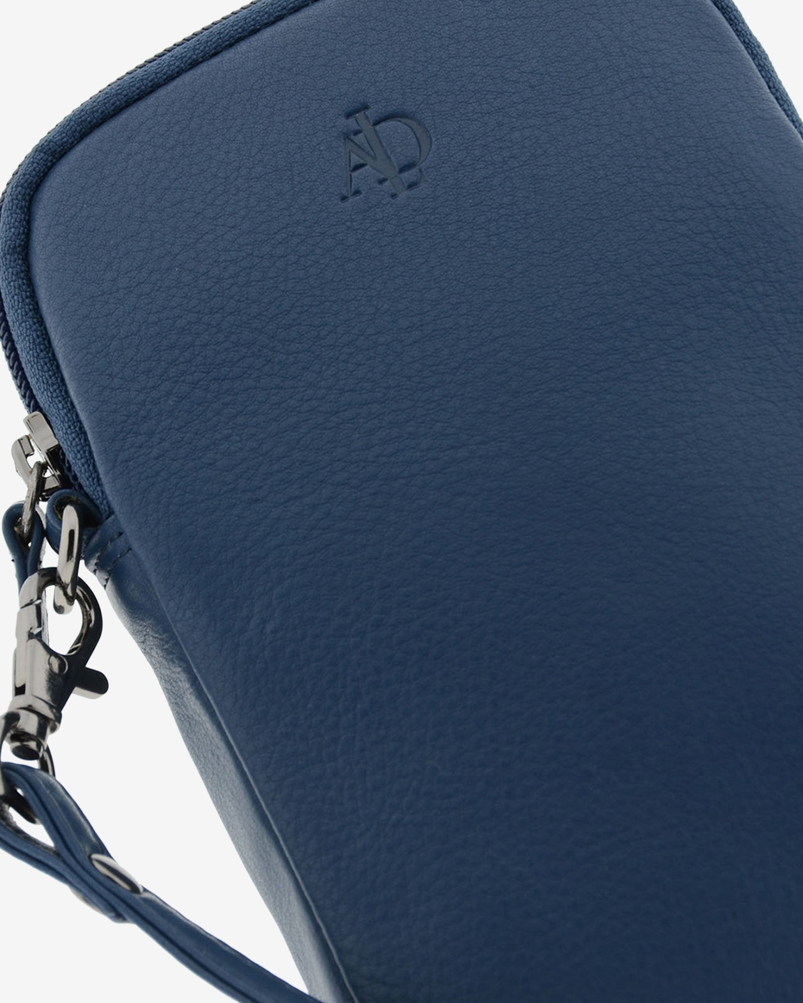 Bolso pequeño porta móvil de piel Napa en color azul marino, detalle de la piel y acabados, referencia 8073-20