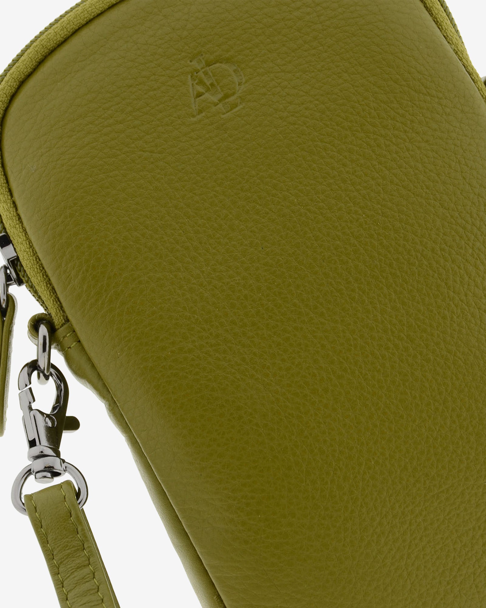 Bolso pequeño porta móvil de piel Napa en color oliva, detalle de la piel y acabados, referencia 8073-21