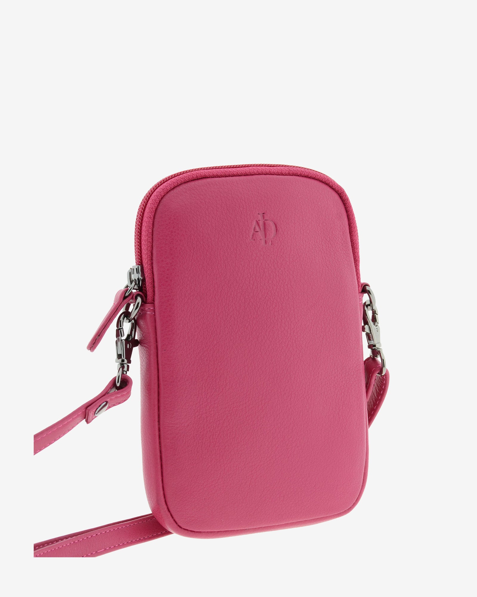 Bolso pequeño porta móvil de piel Napa en color magenta, vista frontal y un poco lateral exterior mostrando su volumen, diseño, cremallera principal y bandolera, referencia 8073-25