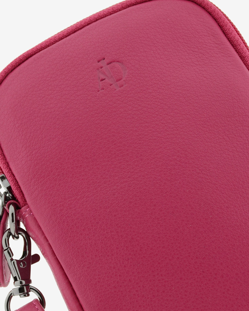 Bolso pequeño porta móvil de piel Napa en color magenta, detalle de la piel y acabados, referencia 8073-25